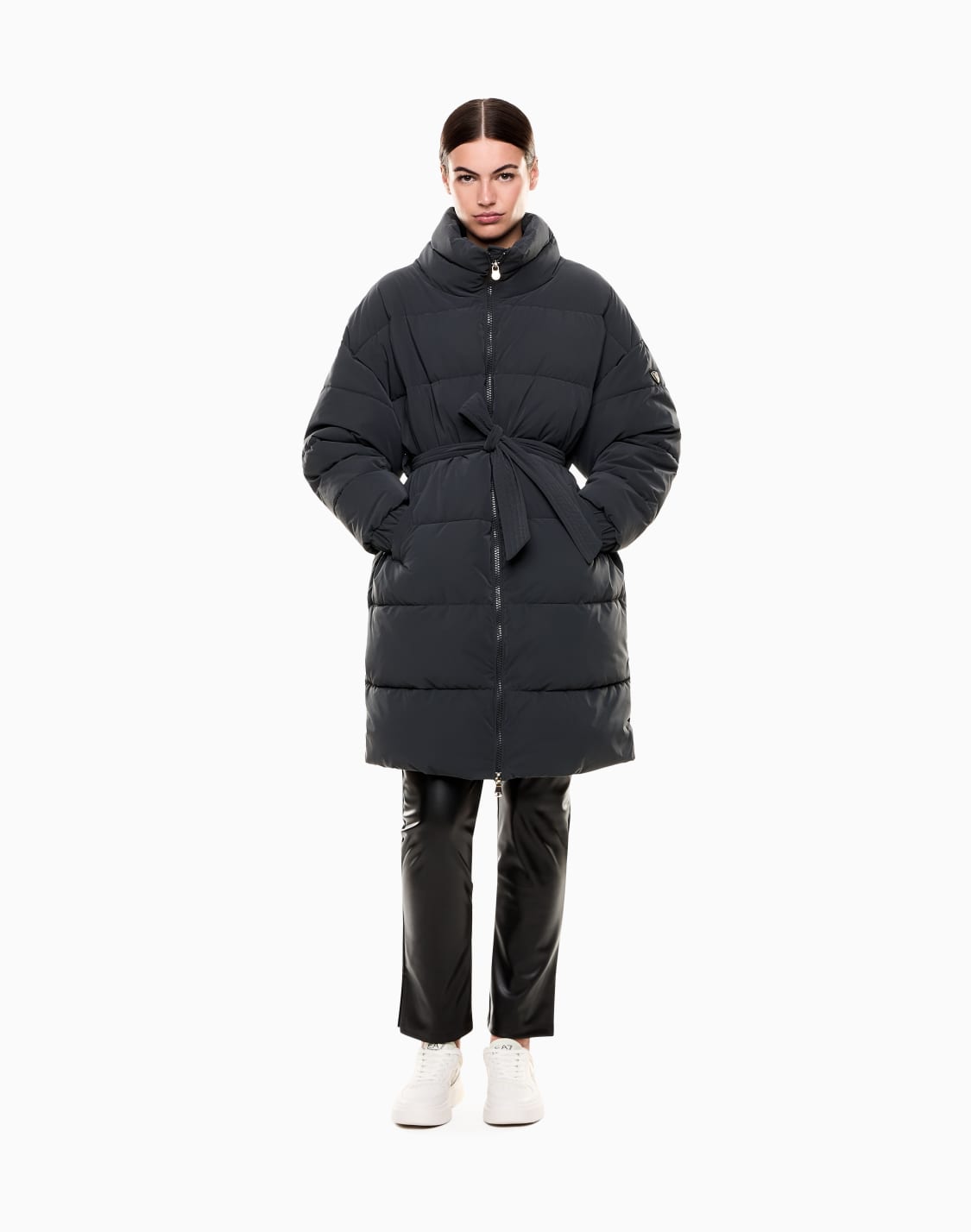 veste-longue-matelasse-en-nylon-avec-ceinture-gris--ea7