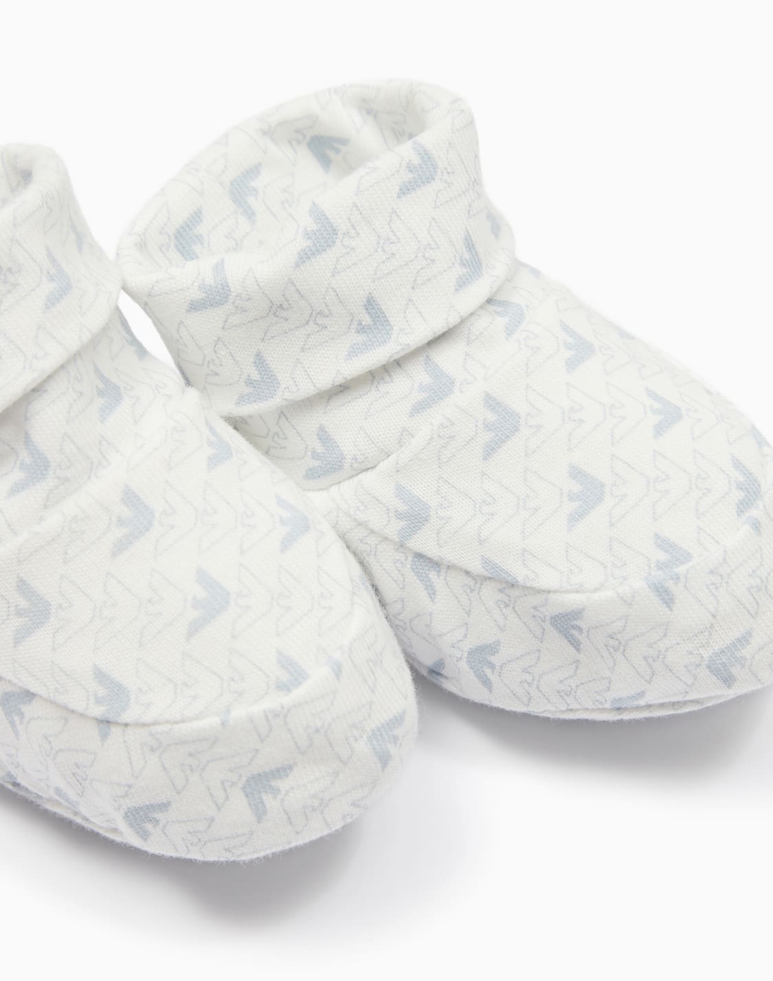 zapatillas-de-casa-en-punto-con-motivo-de-guilas-con-efecto-ptico-celeste--emporio-armani