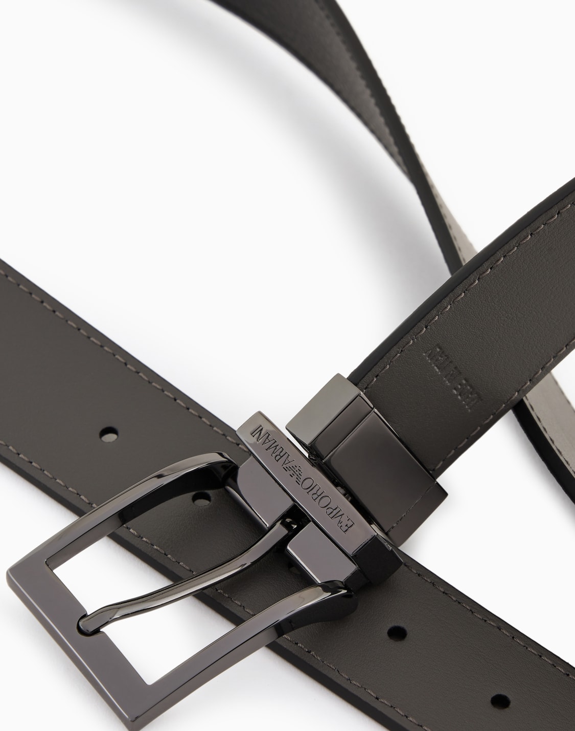 cinturn-reversible-de-piel-con-estampado-graneado-negro--emporio-armani