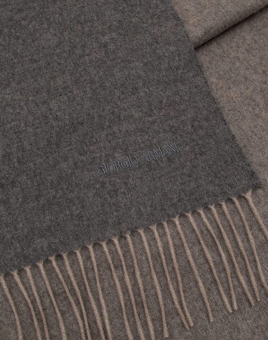 sciarpa-in-cashmere-con-logo-ricamato-grigio--giorgio-armani