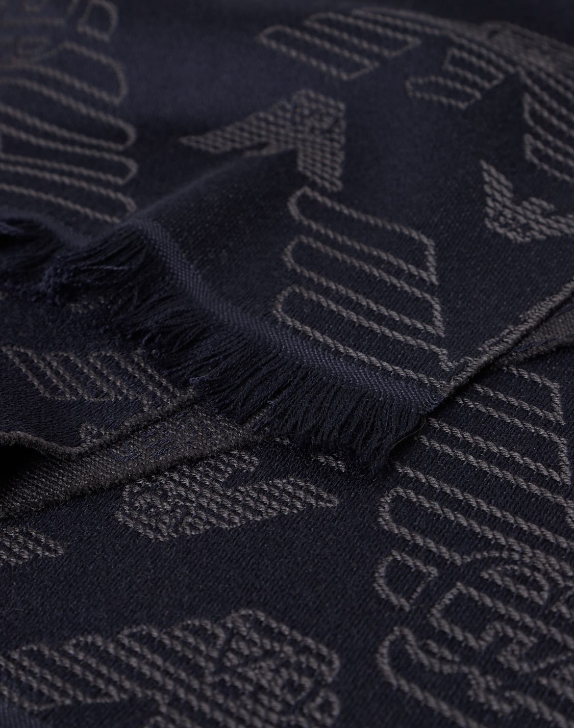 sciarpa-in-lana-con-aquila-jacquard-all-over-blu--emporio-armani