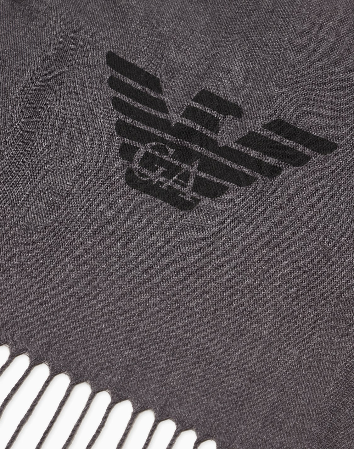 sciarpa-con-frange-e-stampa-aquila-grigio--emporio-armani