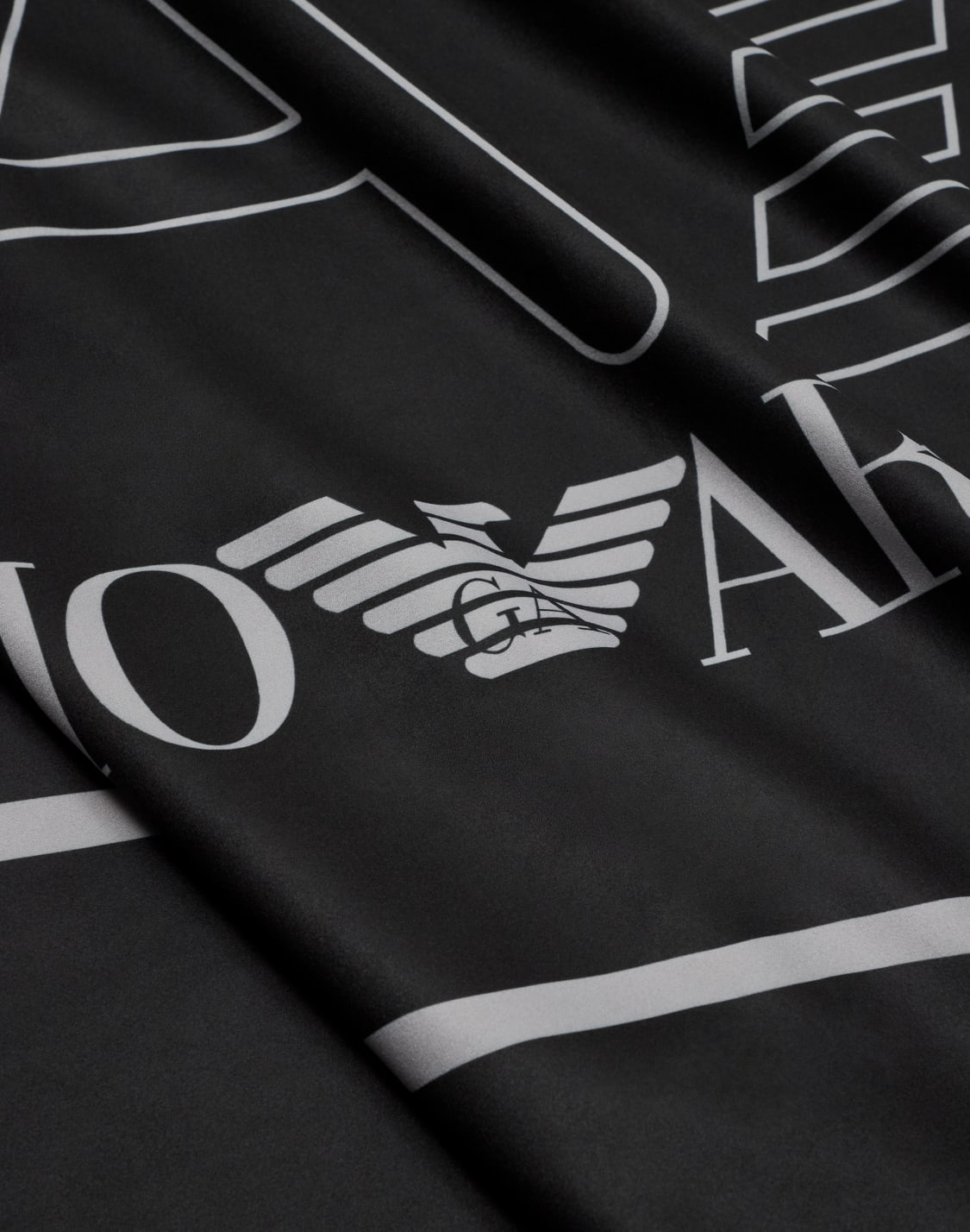 microfibre-beach-towel-with-an-oversized-logo-black--ea7