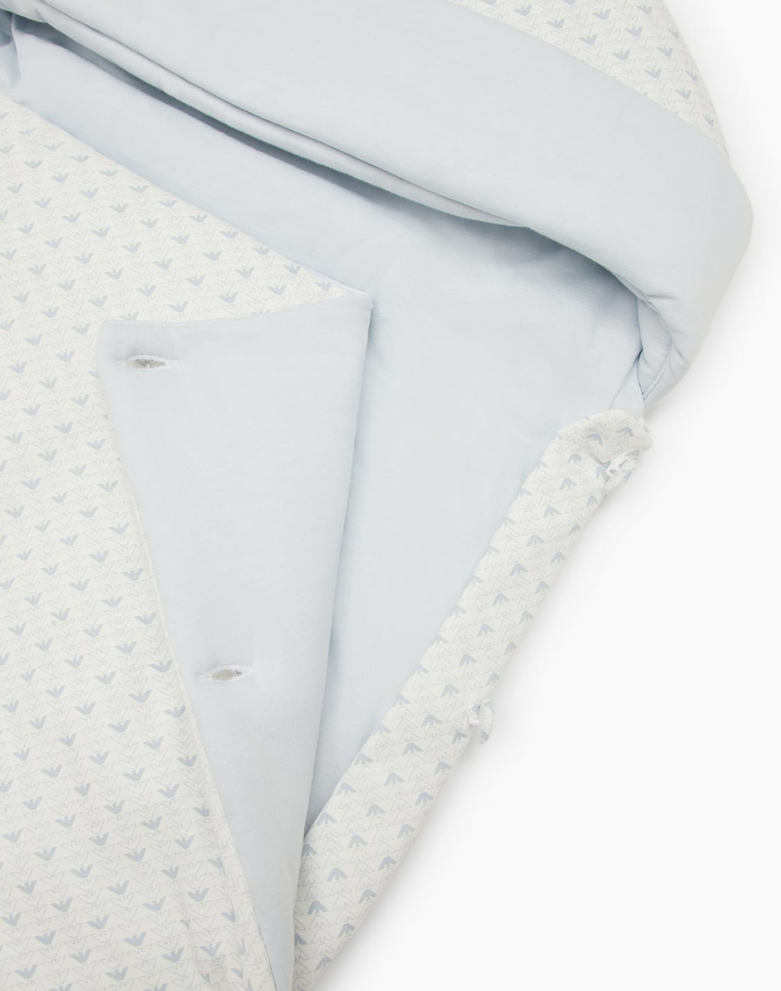 saco-de-dormir-en-punto-con-motivo-de-guilas-de-efecto-ptico-celeste--emporio-armani