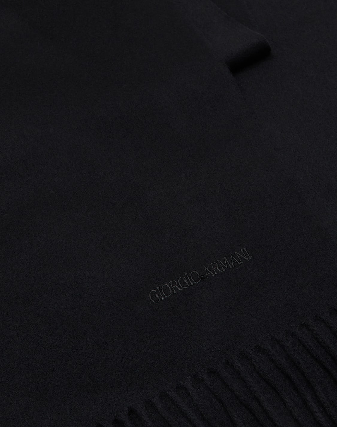 sciarpa-in-cashmere-con-logo-ricamato-nero--giorgio-armani