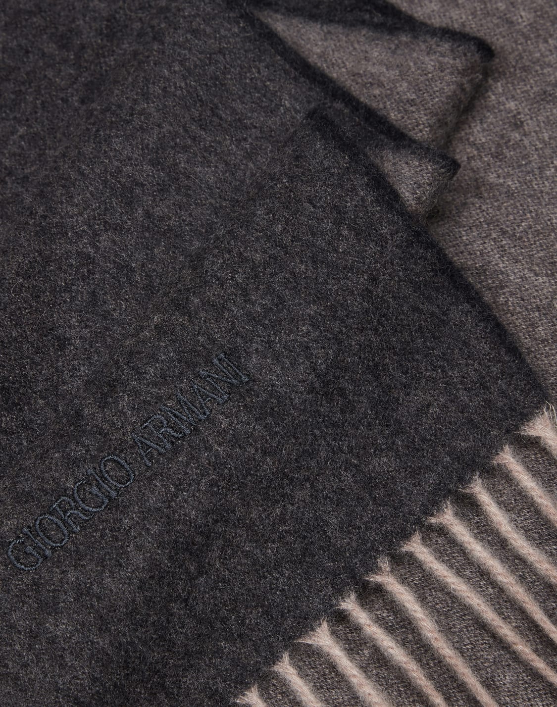sciarpa-in-cashmere-con-logo-ricamato-grigio--giorgio-armani