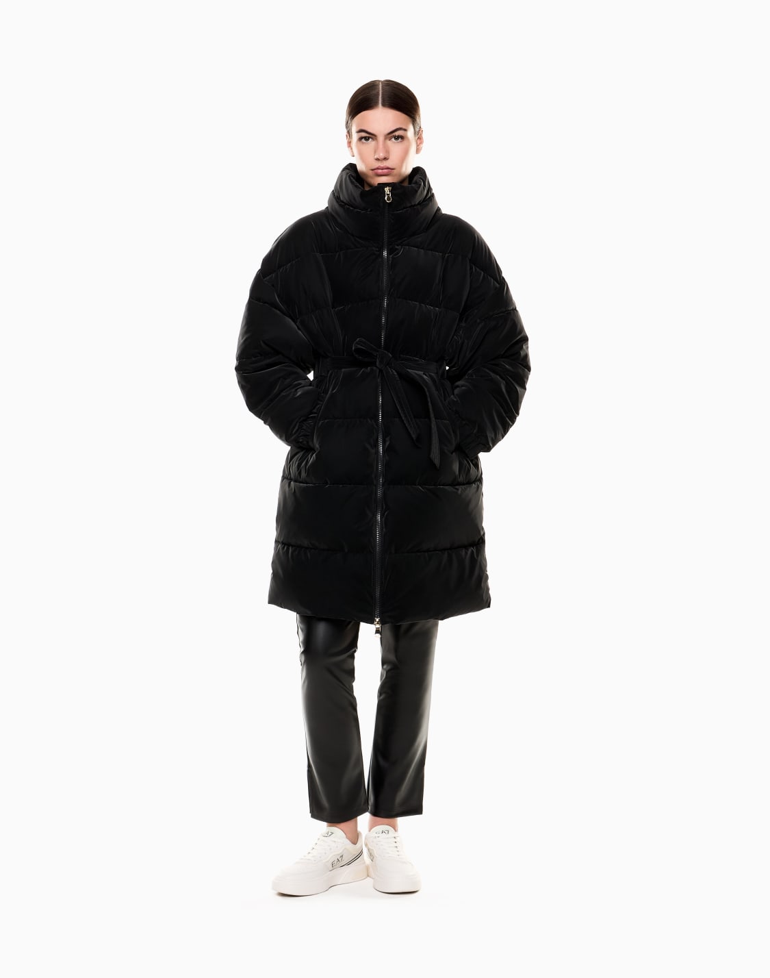 veste-longue-matelasse-en-nylon-avec-ceinture-noir--ea7