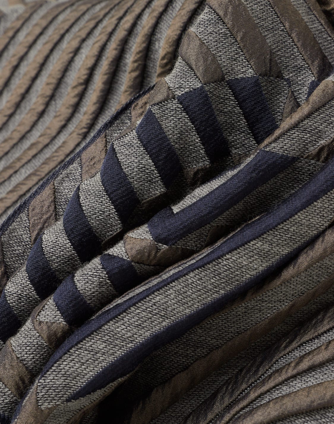 stola-in-seta-e-lana-vergine-jacquard-grigio--giorgio-armani