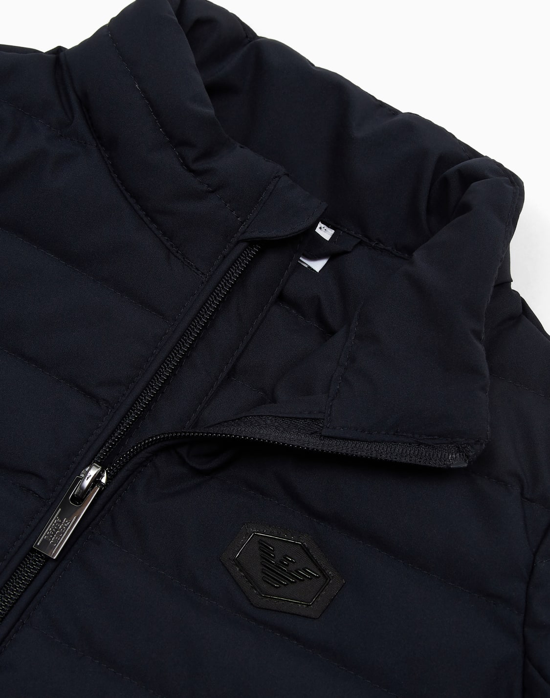 chaqueta-de-plumas-en-nailon-acolchado-con-pluma-reciclada-asv-azul-marino--emporio-armani