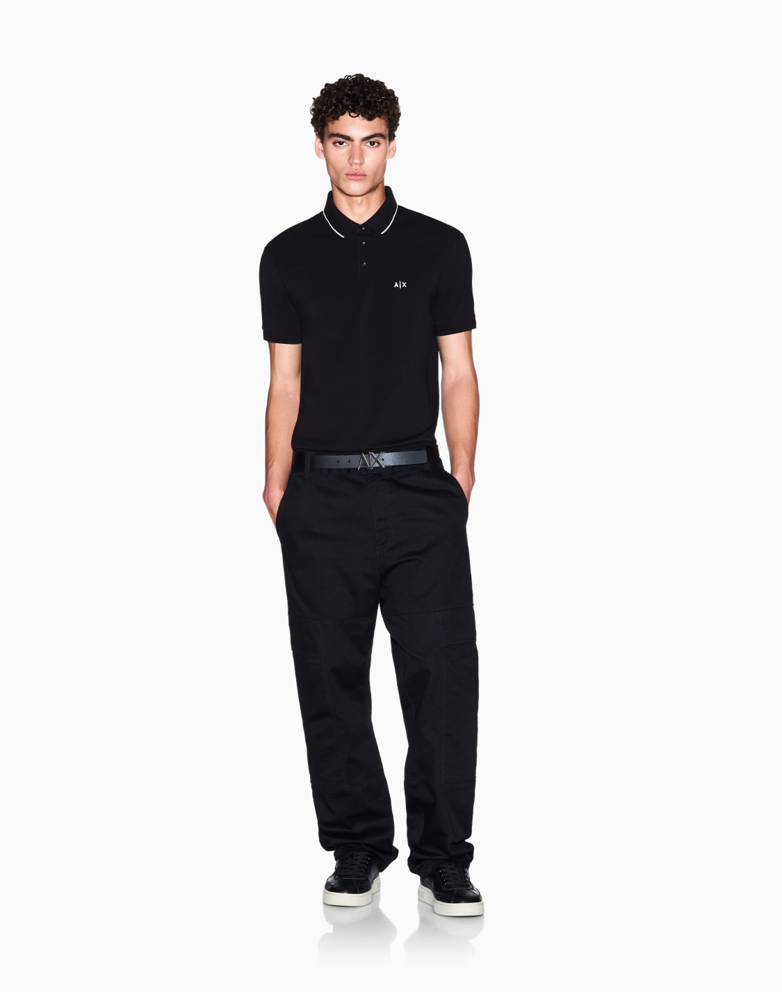 polo-de-corte-entallado-con-logotipo-y-ribete-negro--armani-exchange