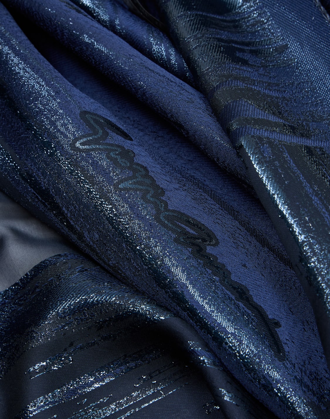 stola-aus-seide-und-laminiertem-stoff-blau--giorgio-armani