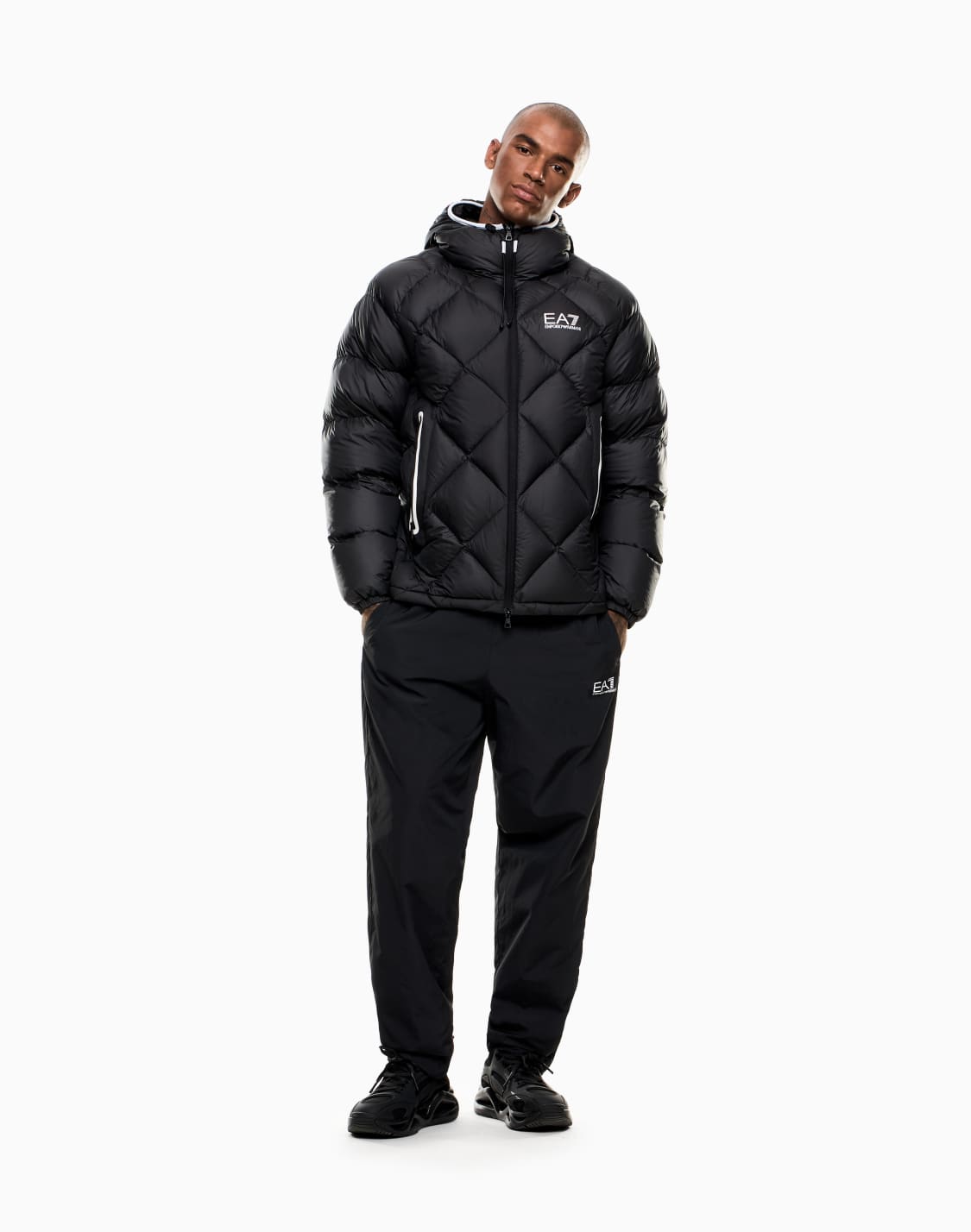 doudoune-avec-capuche-en-tissu-technique-noir--ea7