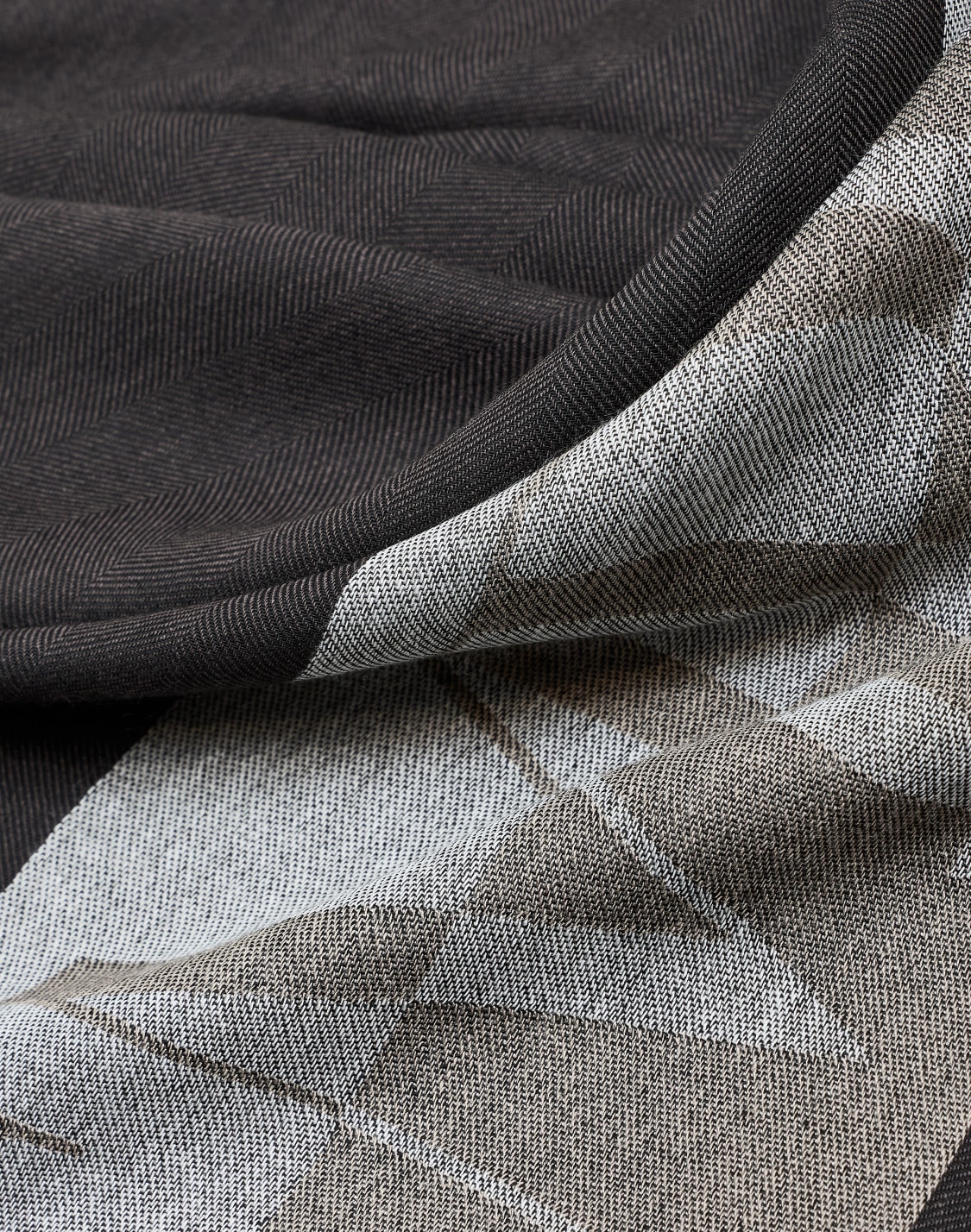 striped-scarf-with-oversized-logo-grey--emporio-armani