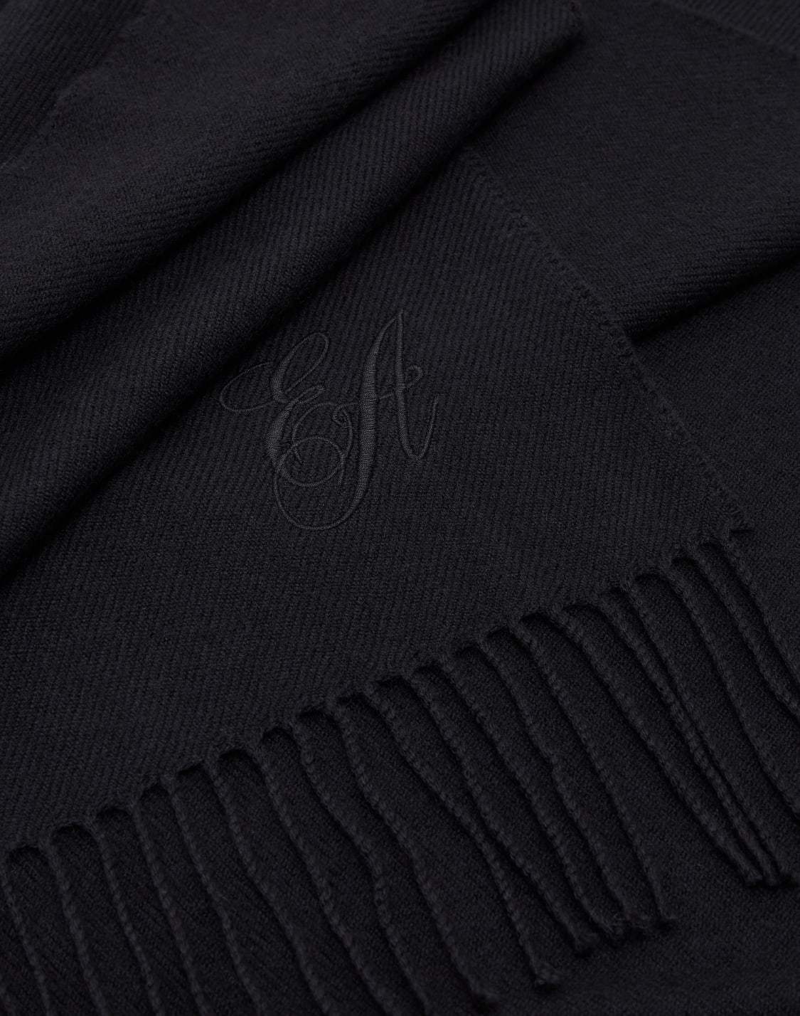 stola-in-lana-con-ricamo-logo-ea-signature-nero--emporio-armani
