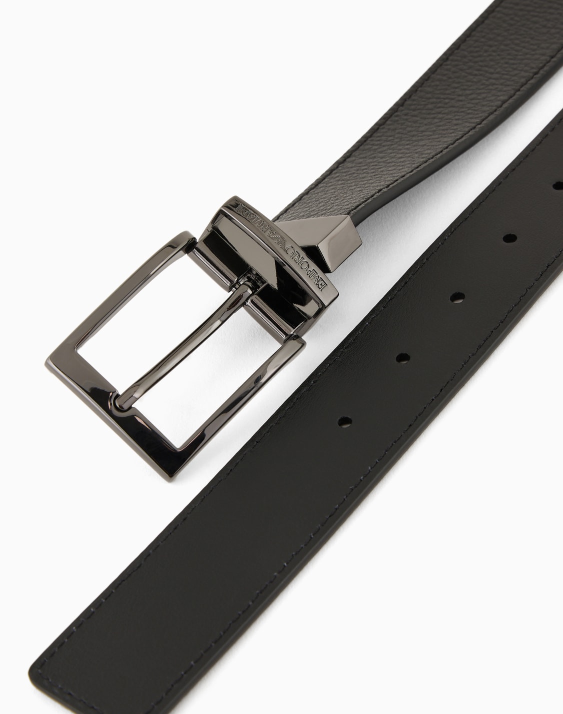 cinturn-reversible-de-piel-con-estampado-graneado-negro--emporio-armani