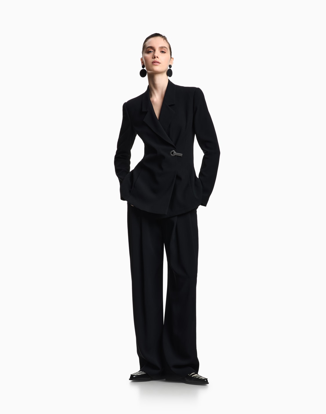 pantalon-palazzo-pinces-en-envers-satin-noir--emporio-armani
