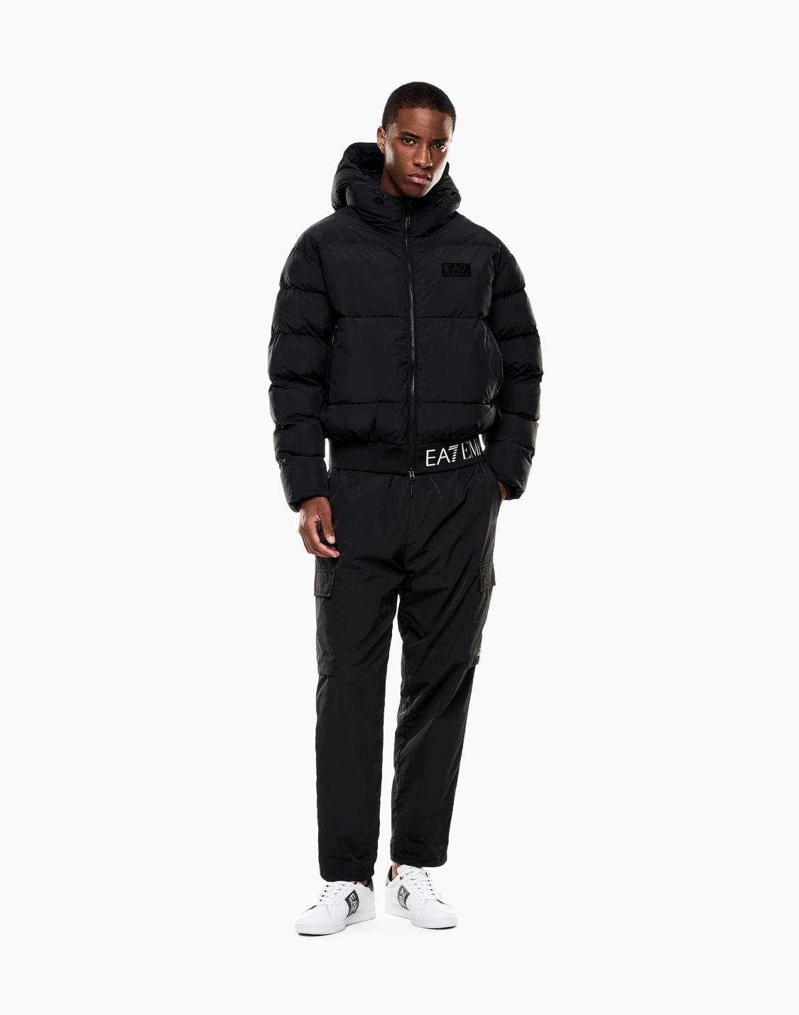 veste-rembourre-avec-capuche-et-logo-en-tissu-technique-noir--ea7