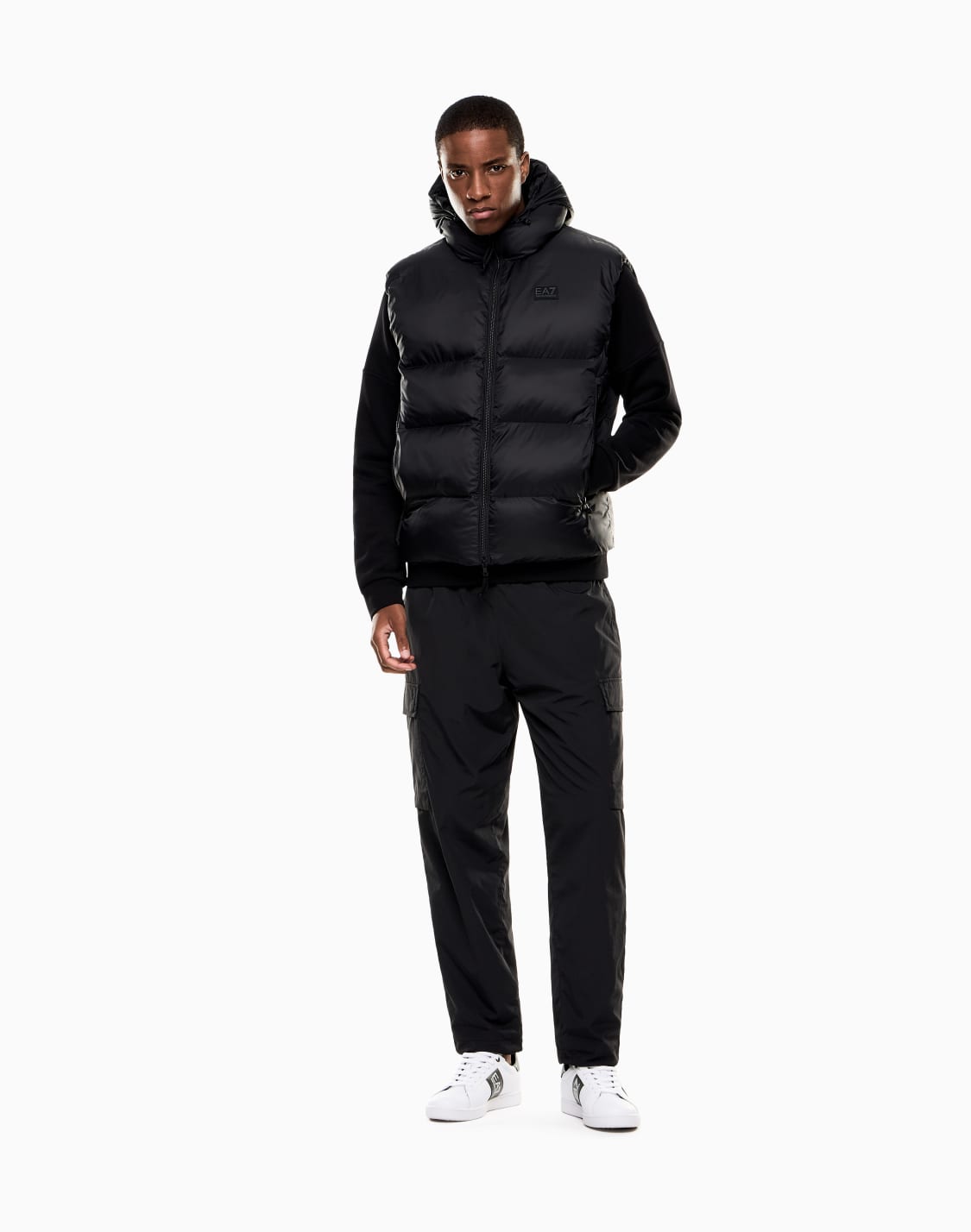 gilet-sans-manches-rembourr-capuche-en-tissu-technique-noir--ea7