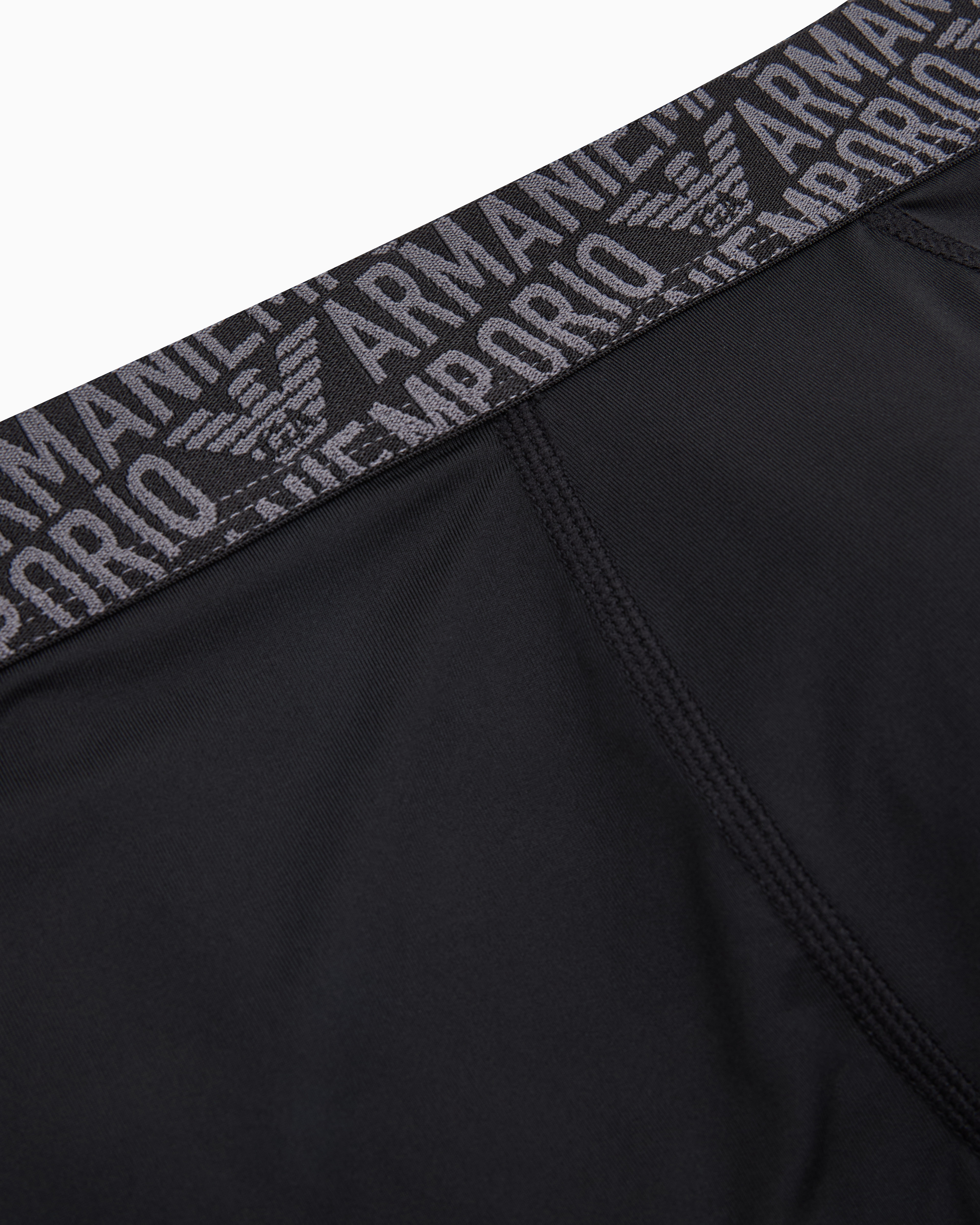 Shop Emporio Armani Eng Anliegende Boxershorts Aus Essential-mikrofaser In Schwarz