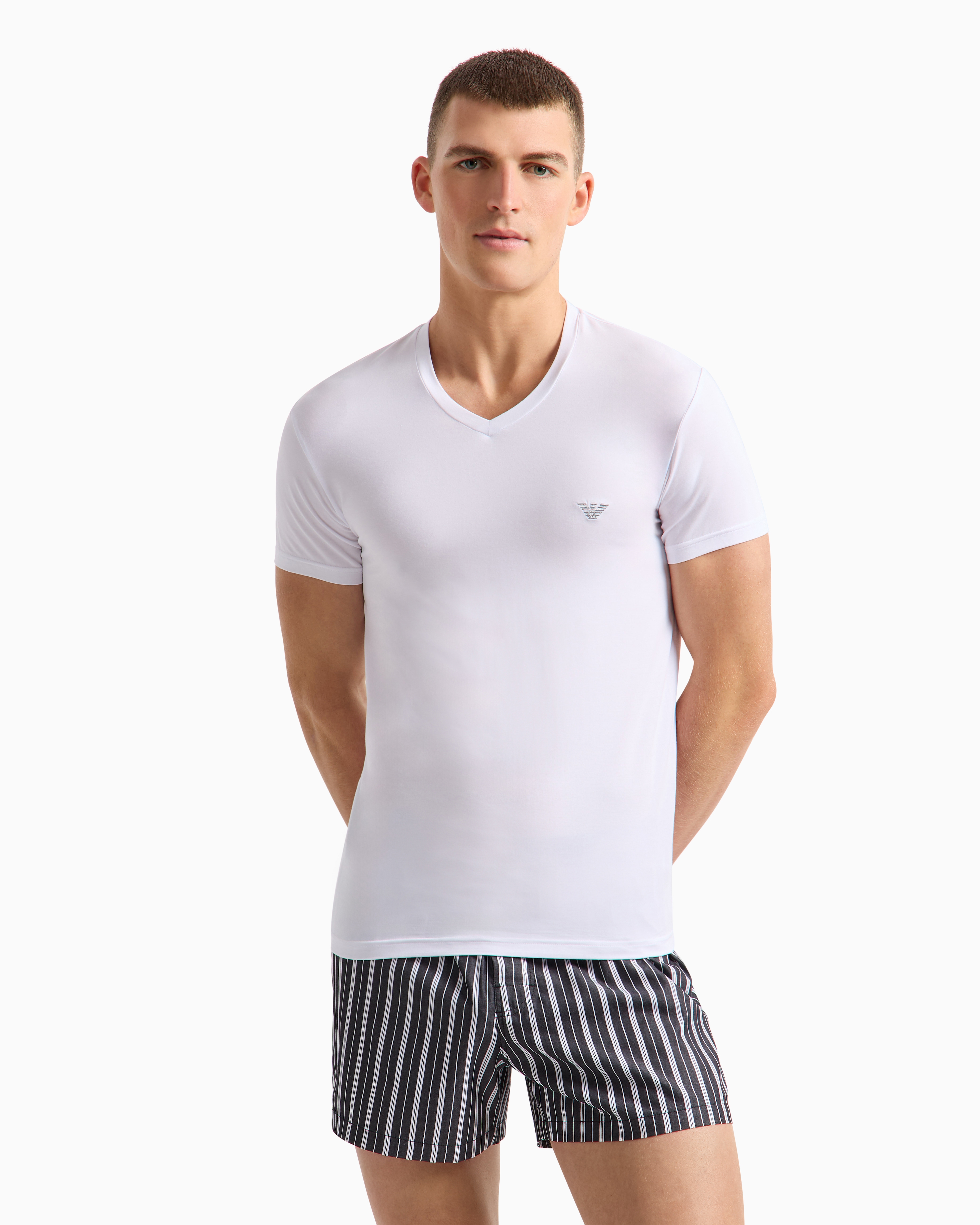 Shop Emporio Armani Loungewear T-shirt Mit V-ausschnitt In Fitted Fit Aus Weichem Modal In Weiss