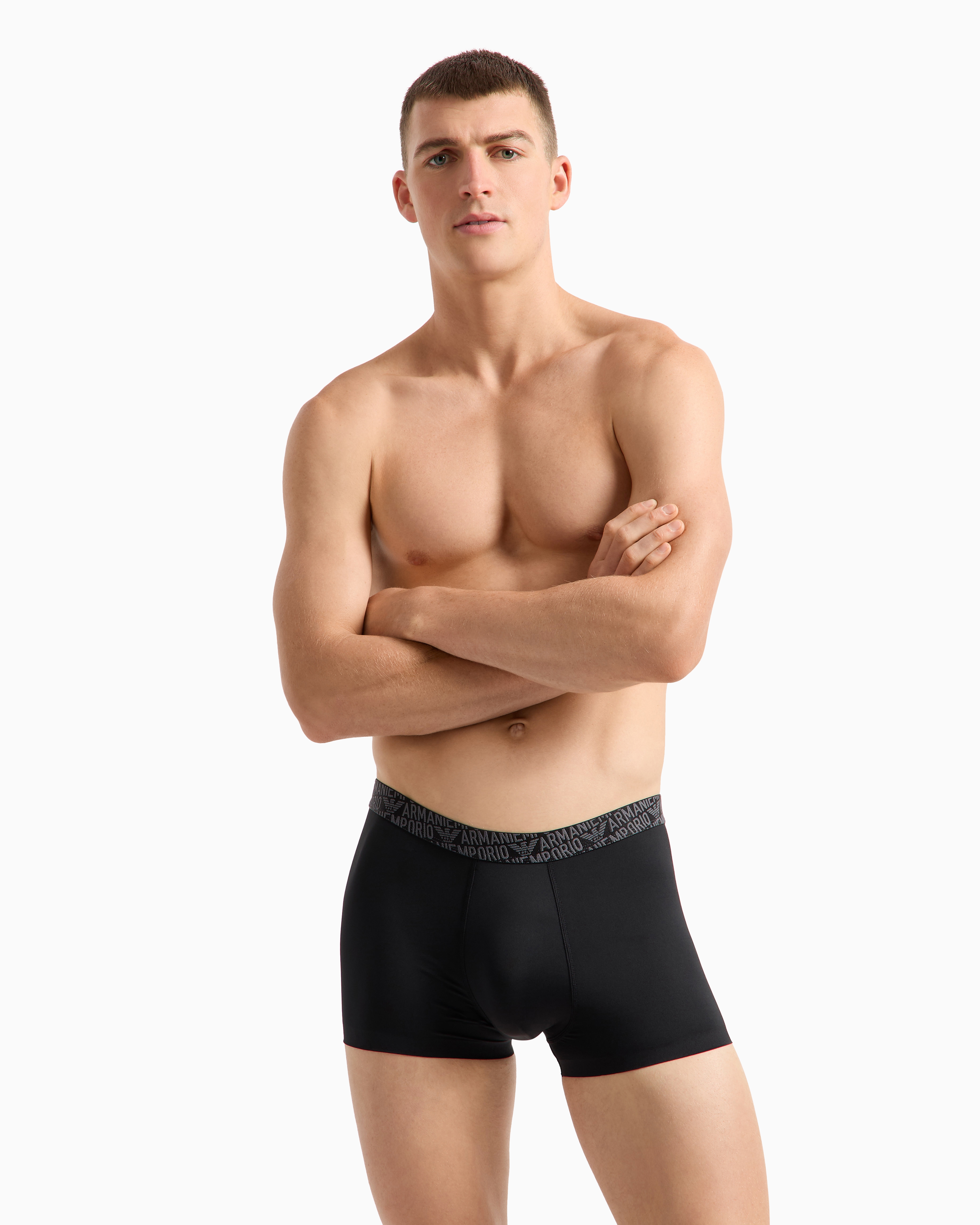 Shop Emporio Armani Eng Anliegende Boxershorts Aus Essential-mikrofaser In Schwarz