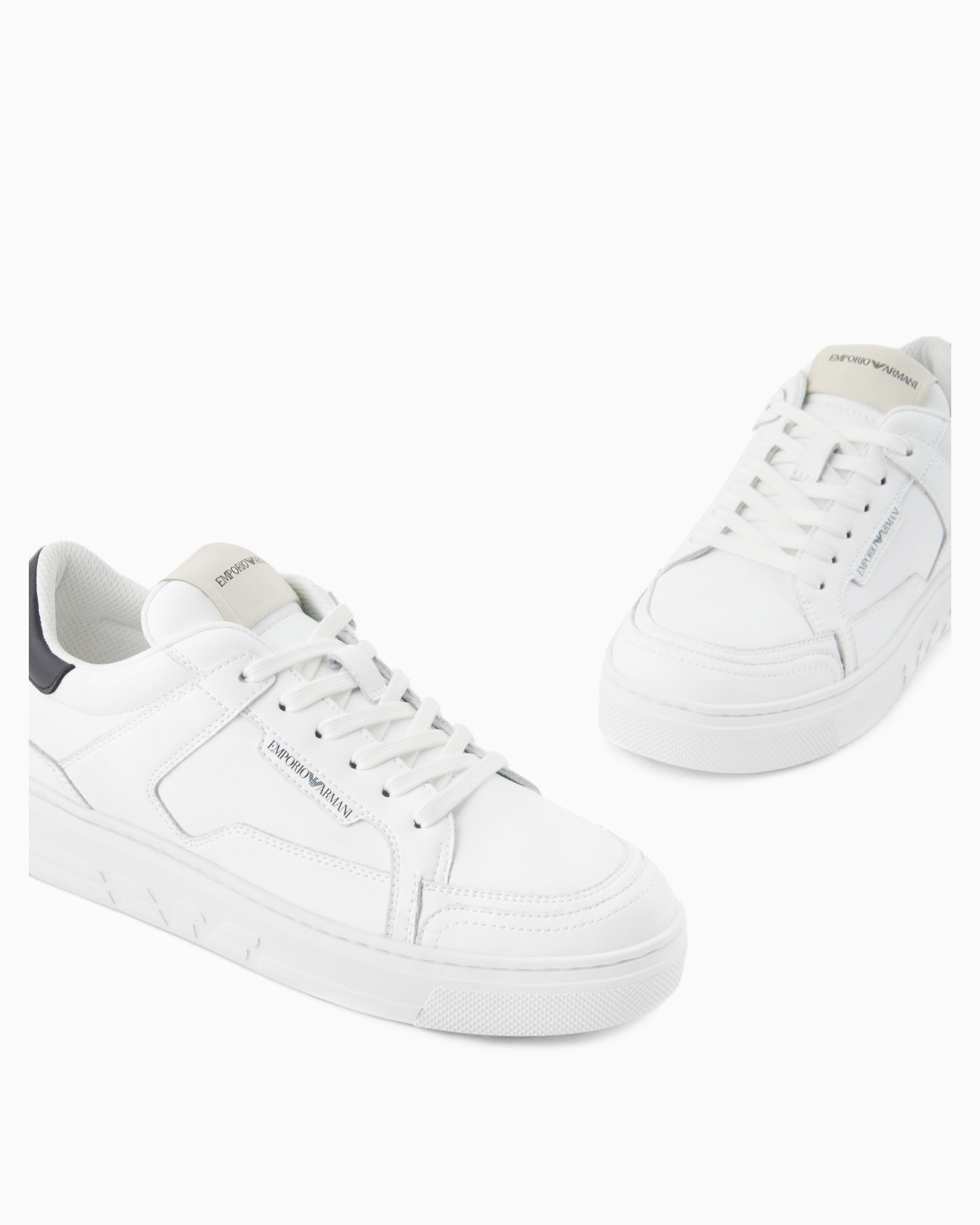 Emporio Armani Official Store Sneakers En Cuir Avec Aigle Au Dos In White