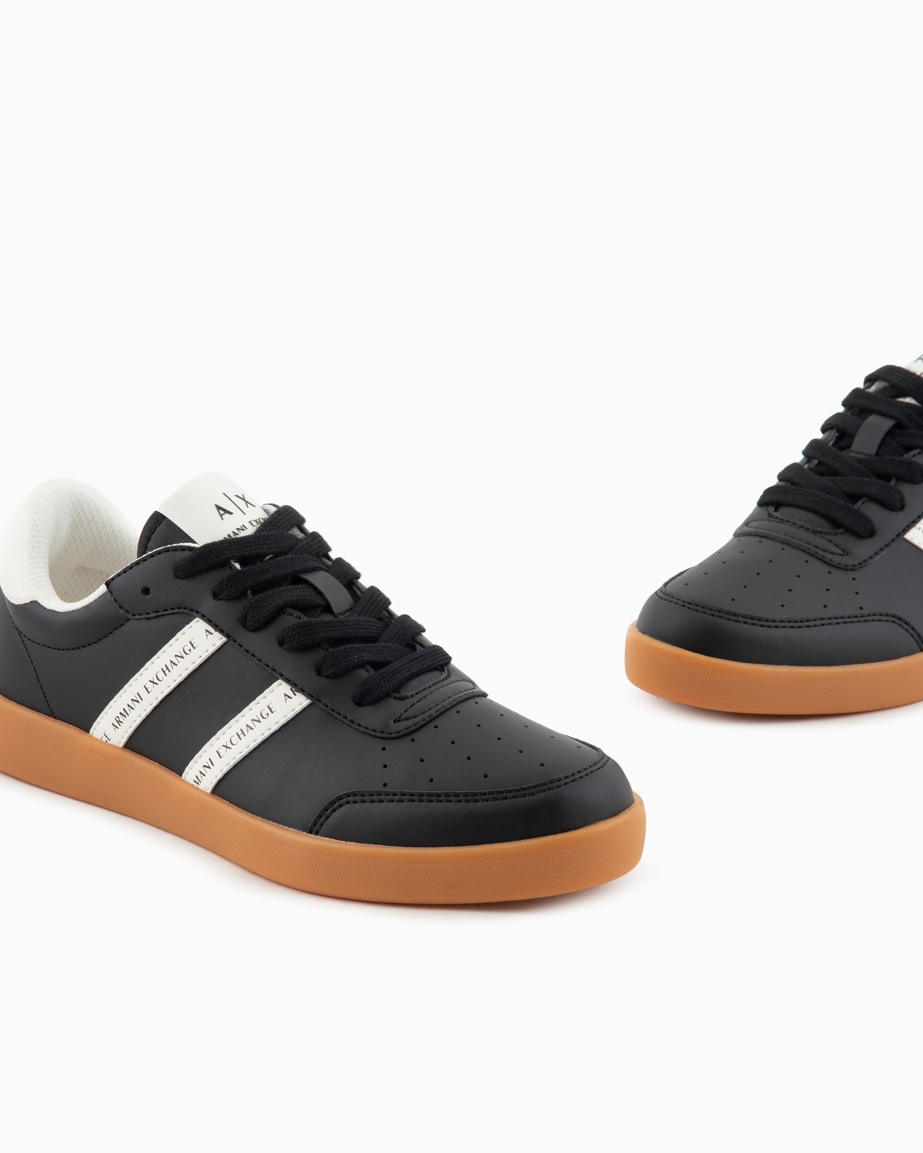 Sneakers with contrasting side bands