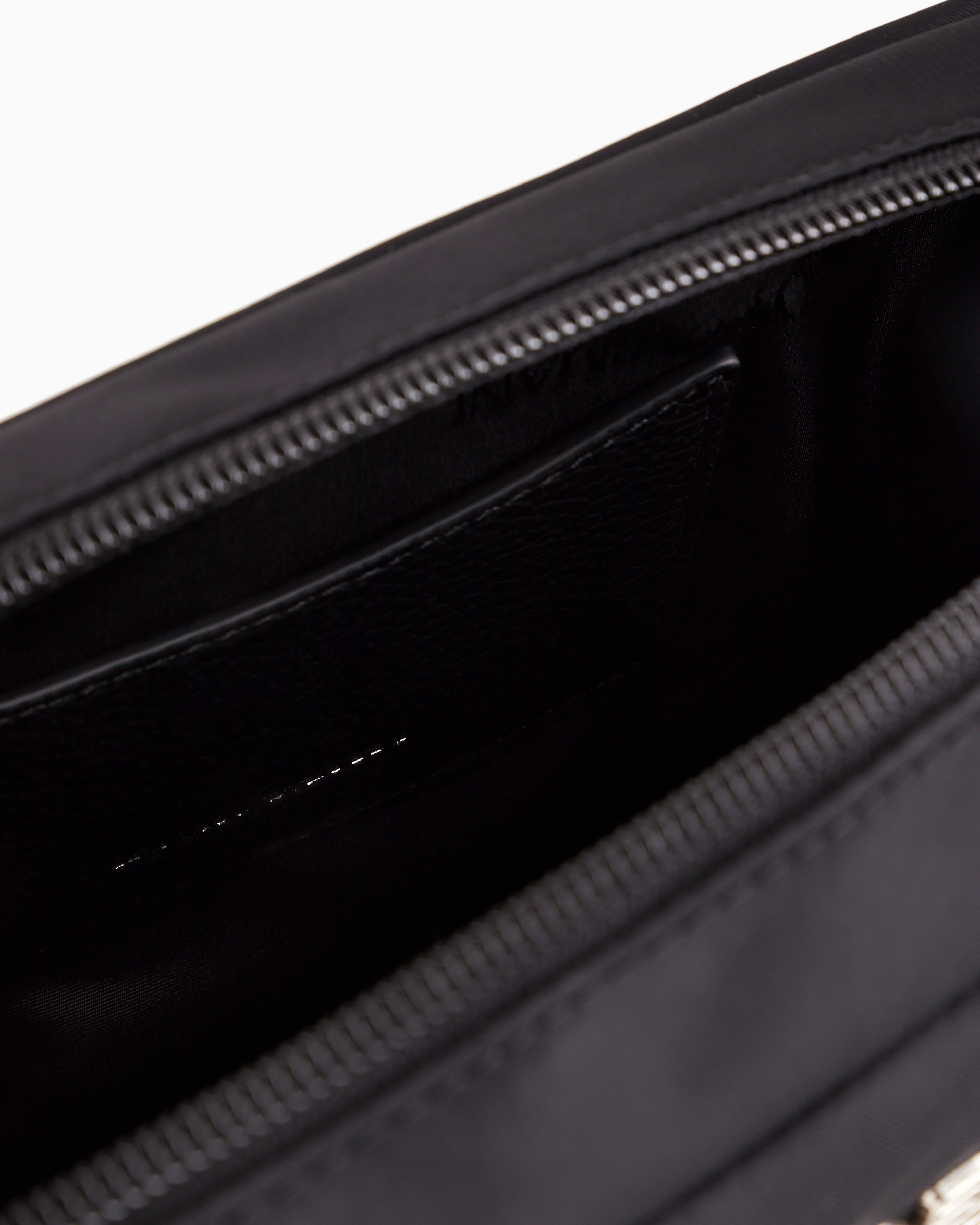 Emporio Armani Official Store Travel Essential Mittelgrosses Beauty Case Aus Recyceltem Nylon In Schwarz