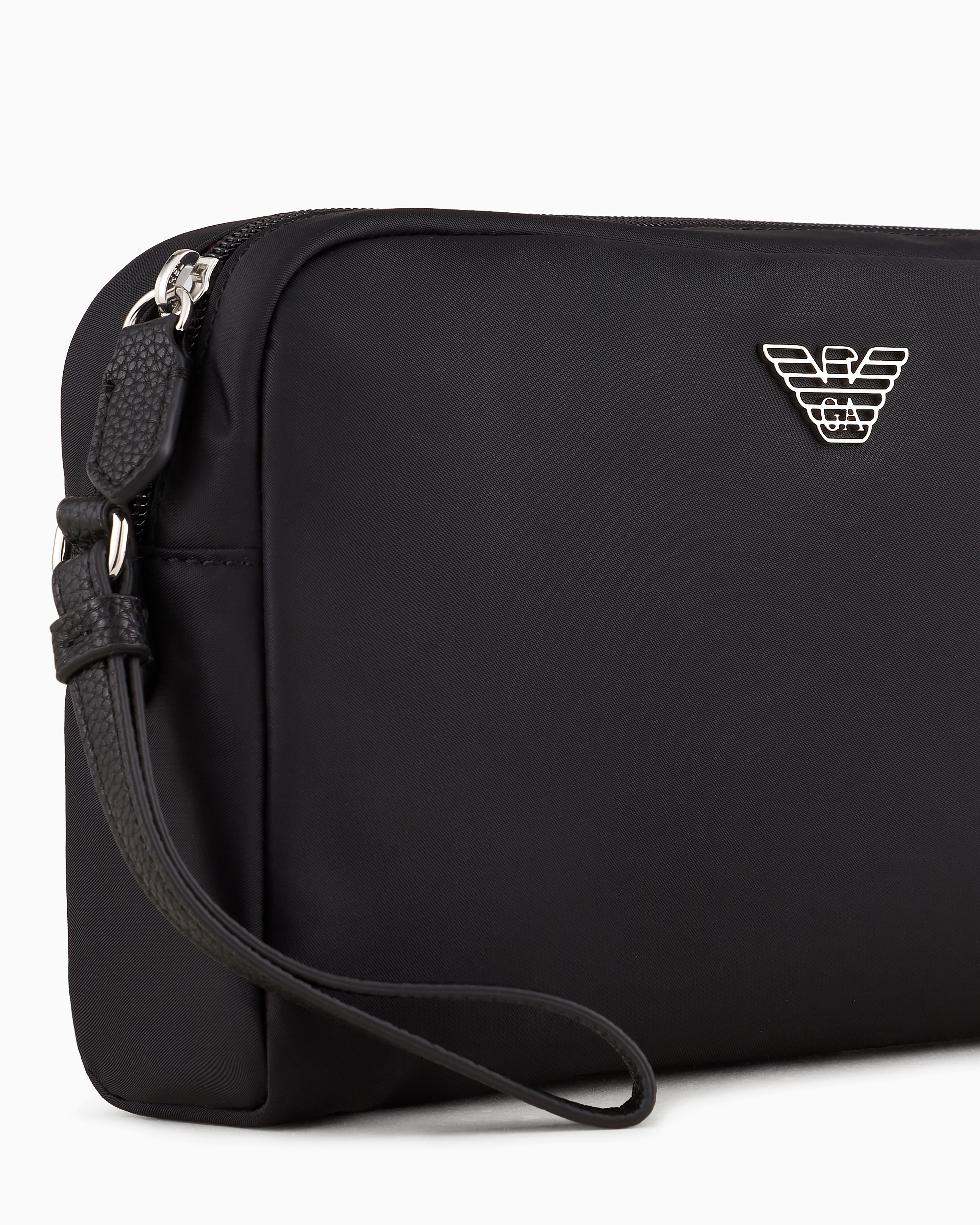 Emporio Armani Official Store Travel Essential Mittelgrosses Beauty Case Aus Recyceltem Nylon In Schwarz