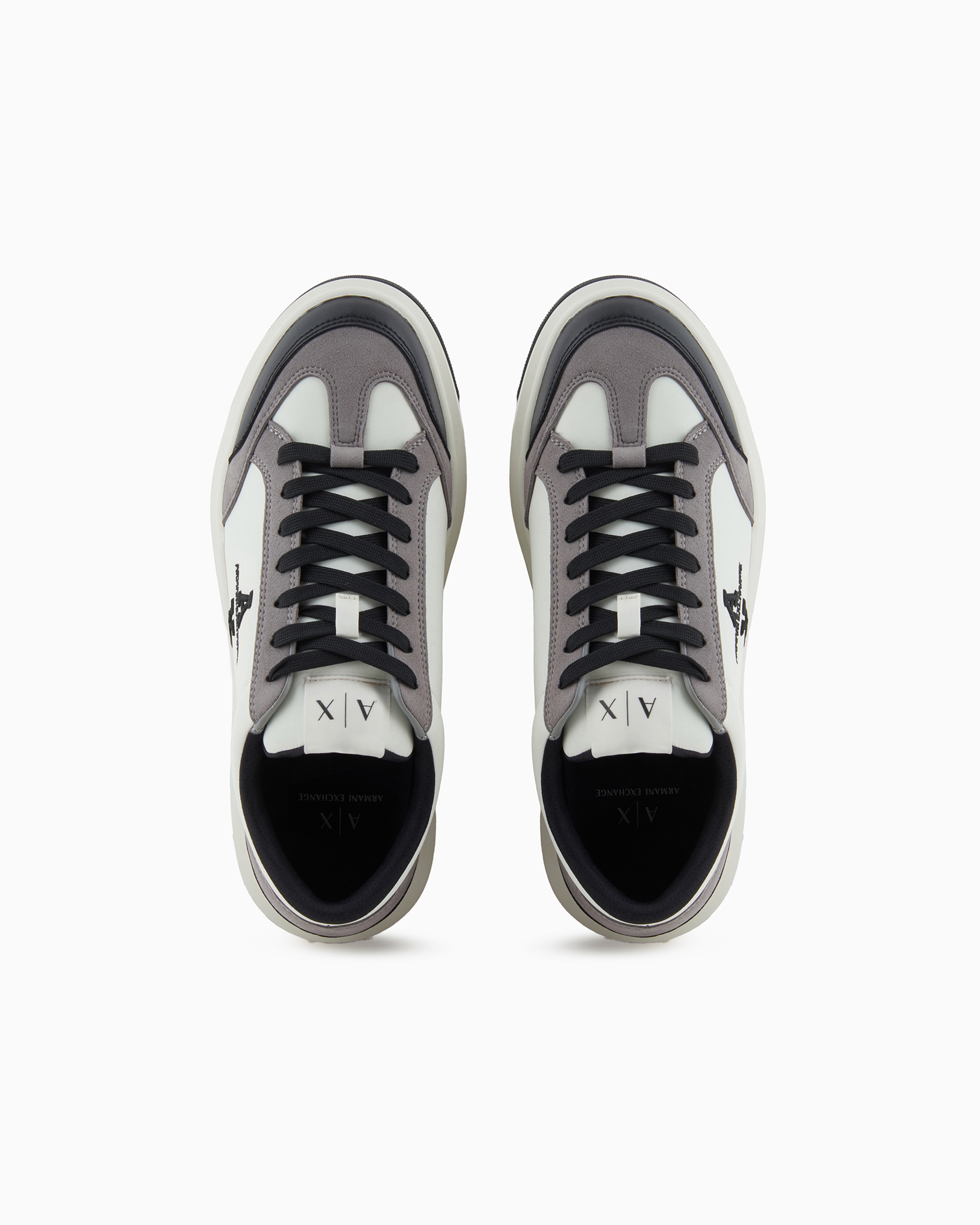 Sneakers with contrasting details and side logo
