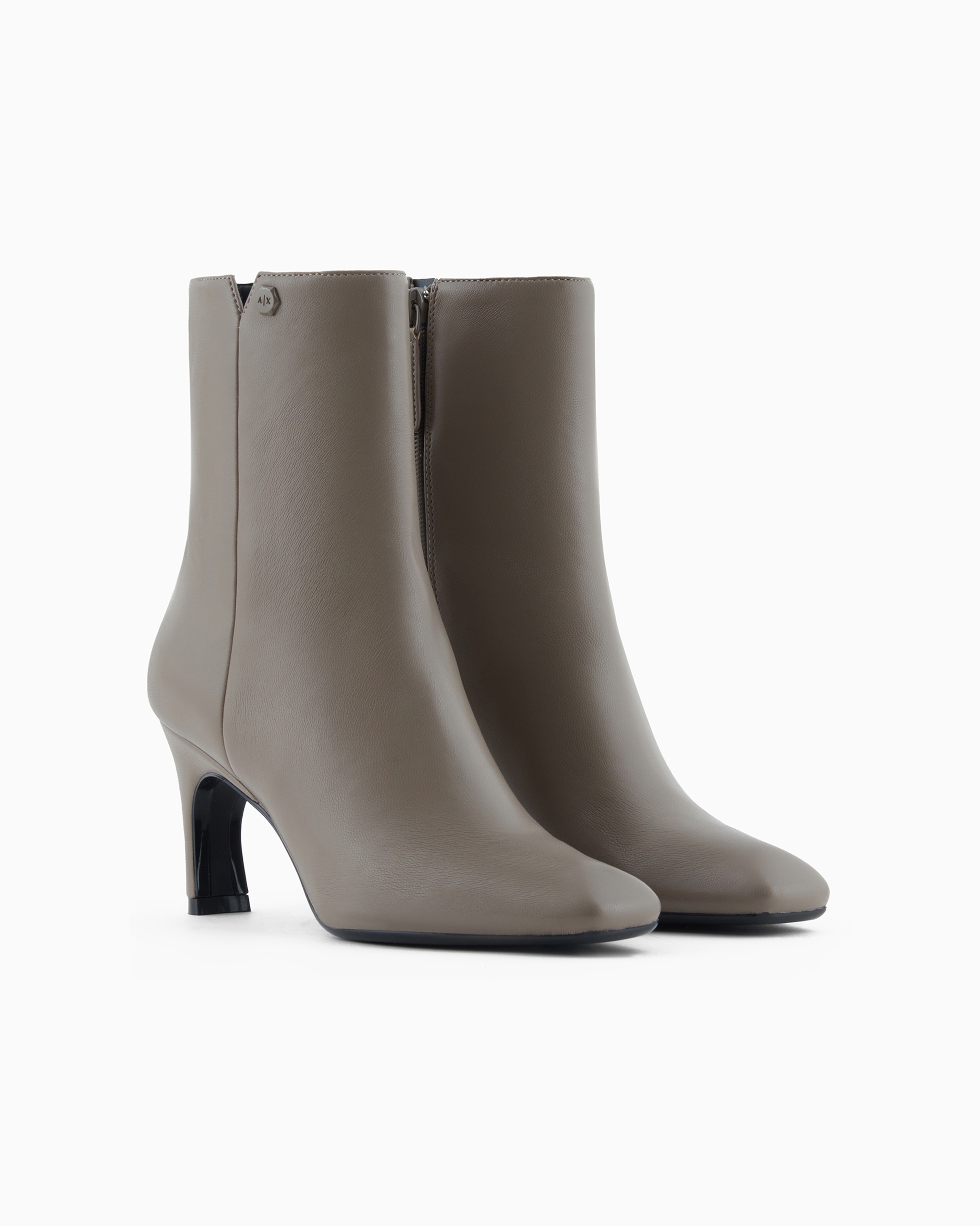 Matte finishing ankle boots with heel