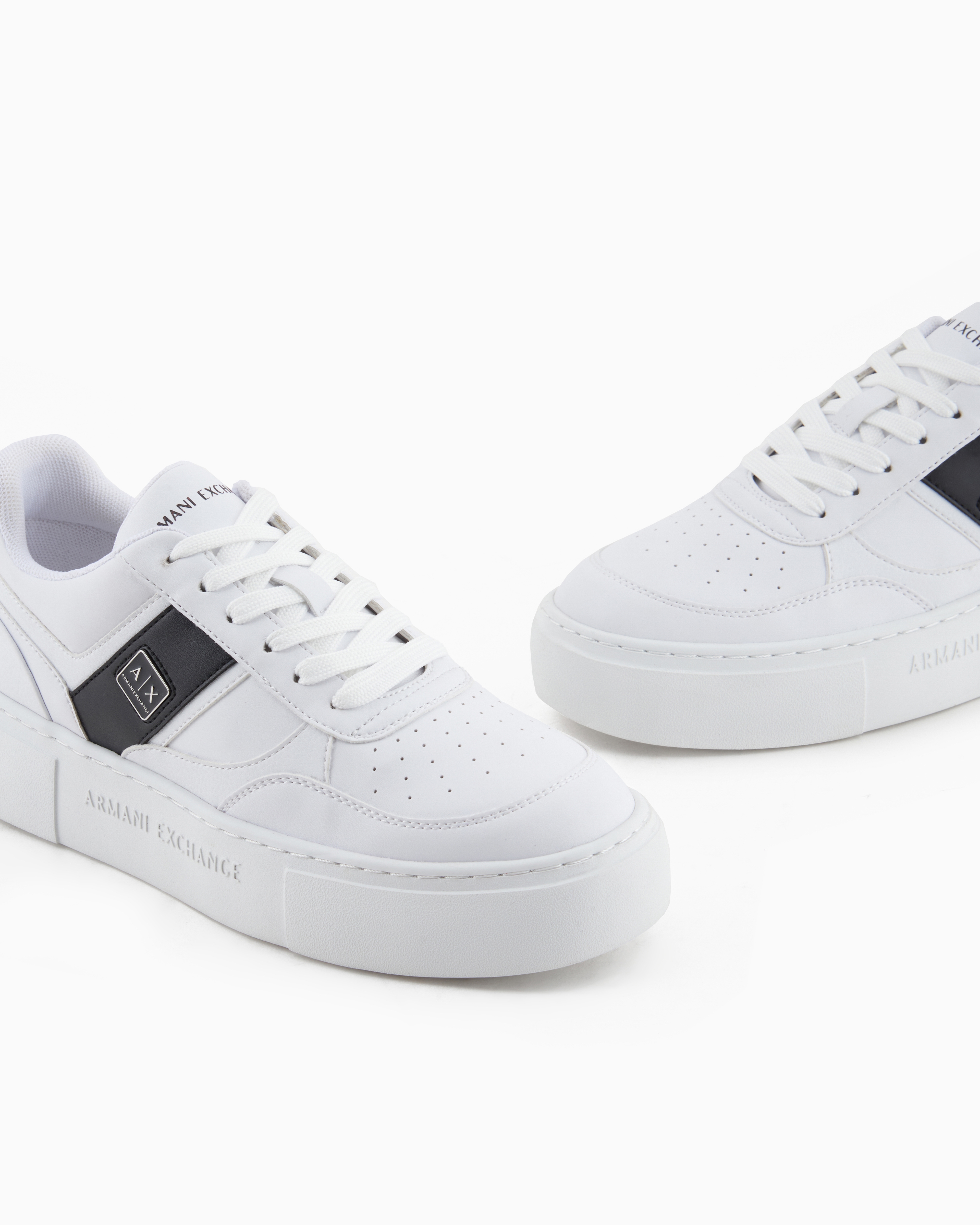 Armani Exchange Round Toe Low-top Casual Shoes In White