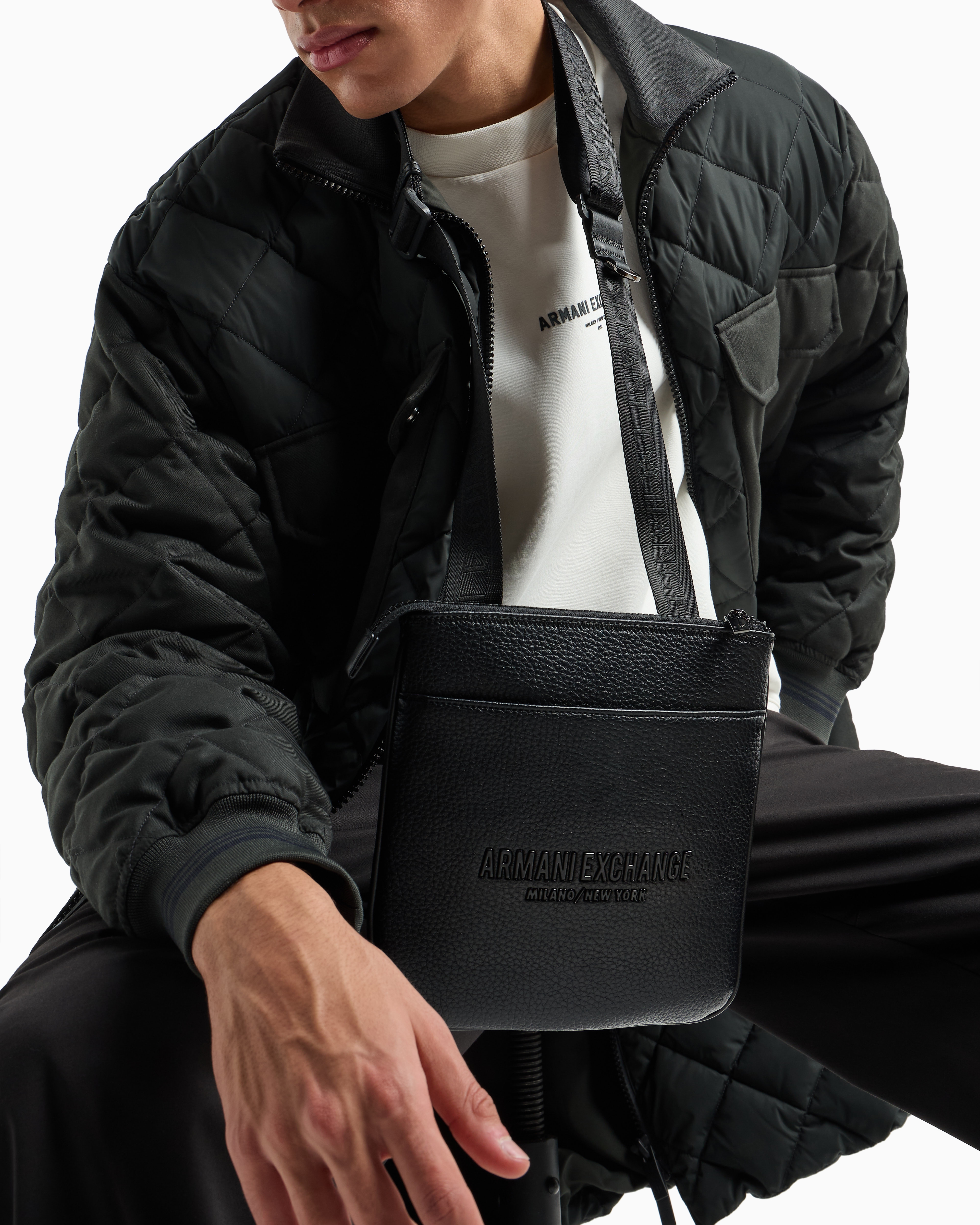オンライン限定>AXロゴ フラットショルダーバッグ | Armani Exchange オンライン限定>AXロゴ フラットショルダーバッグ | Armani Exchange