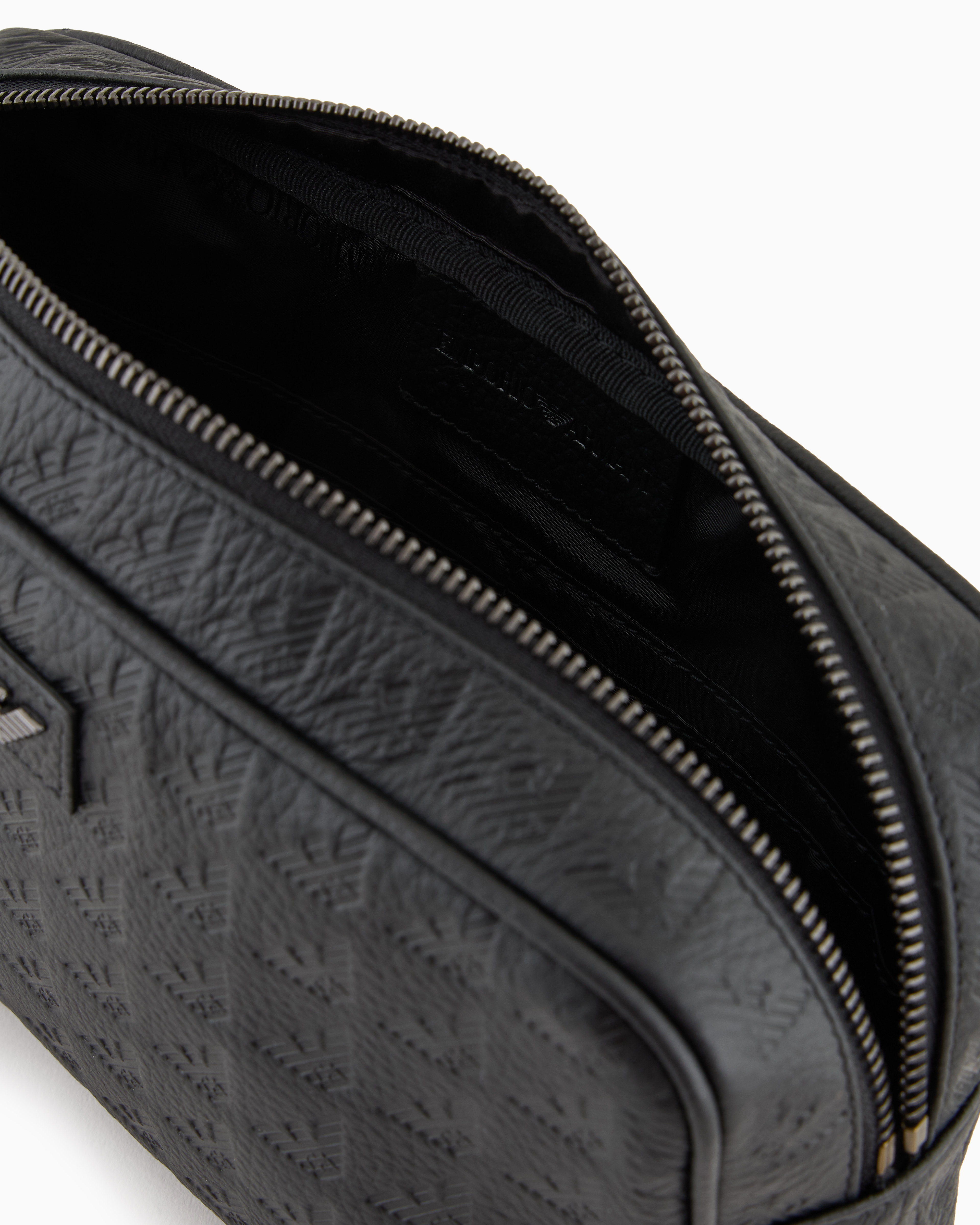 ARMANI エンボスレザー トラベルポーチ EM001738-AF14774-UC001 トラベルポーチ レザー オールオーバーエンボスイーグル