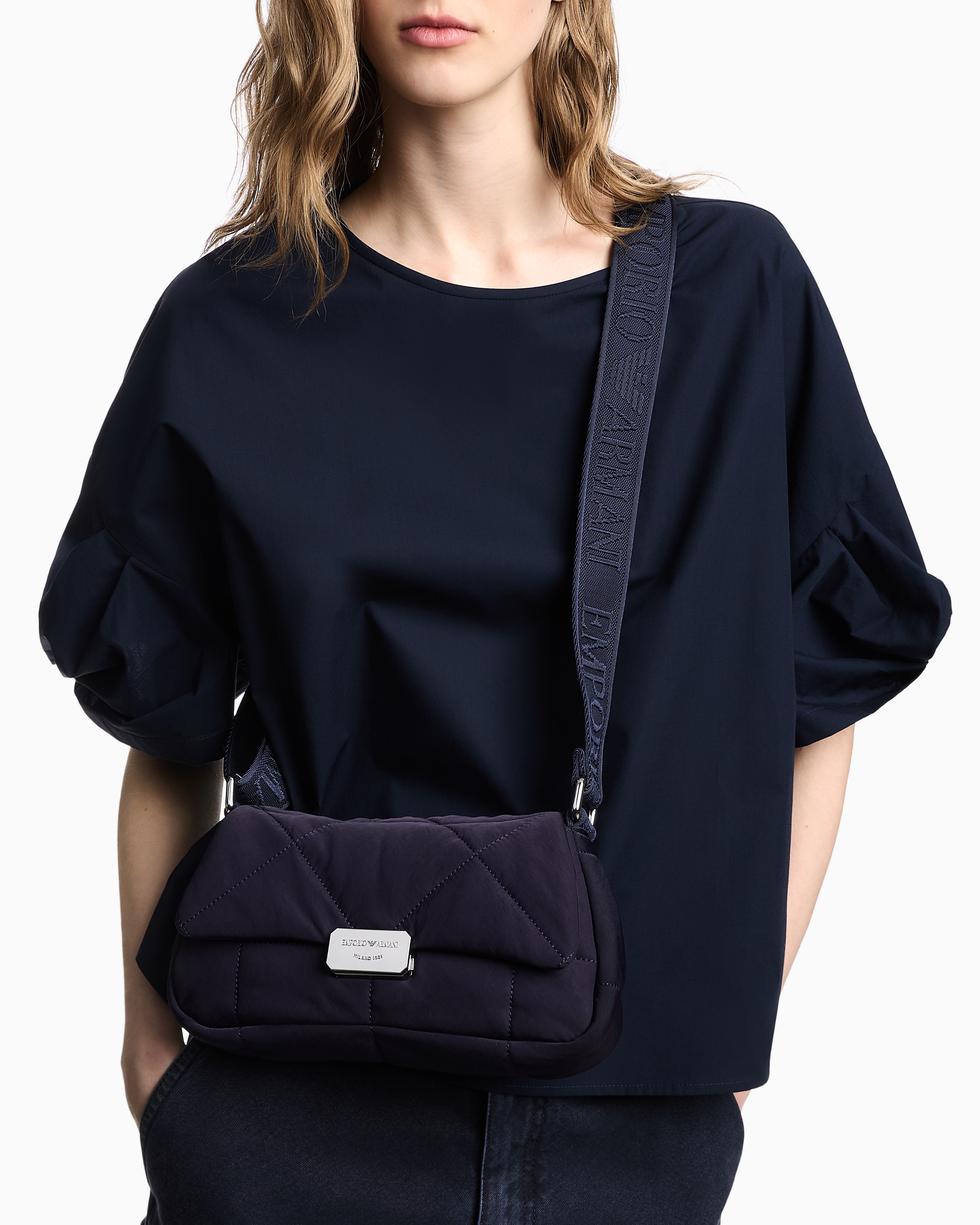 【美品 未使用】 EMPORIO ARMANI ショルダーバッグ 新品未使用】EA7 EMPORIO ARMANI ショルダーバッグ/ネイビー
