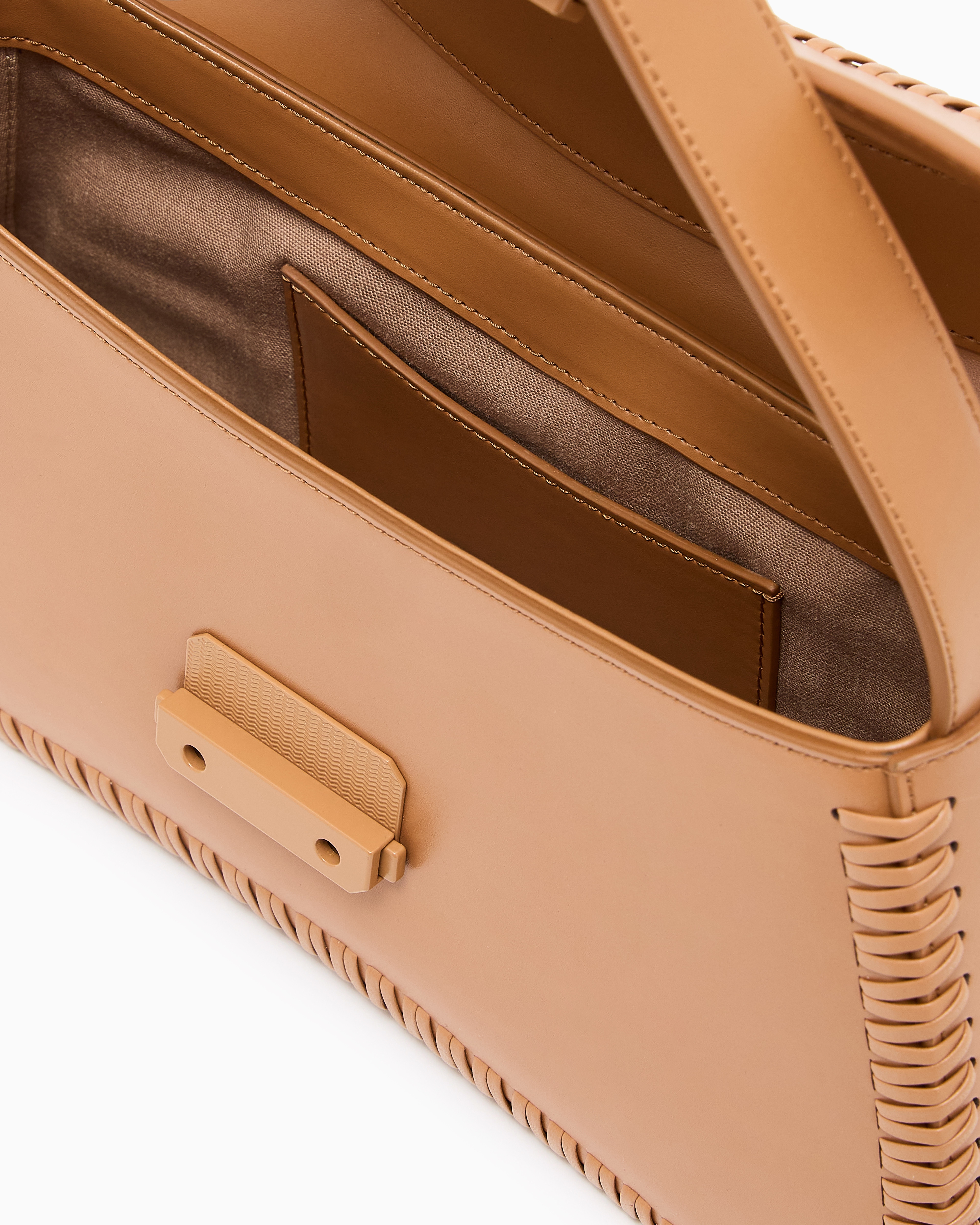 【2025A/W新作★送料無料】 ショルダーバッグ レザー 編み込み | Emporio Armani バッグ