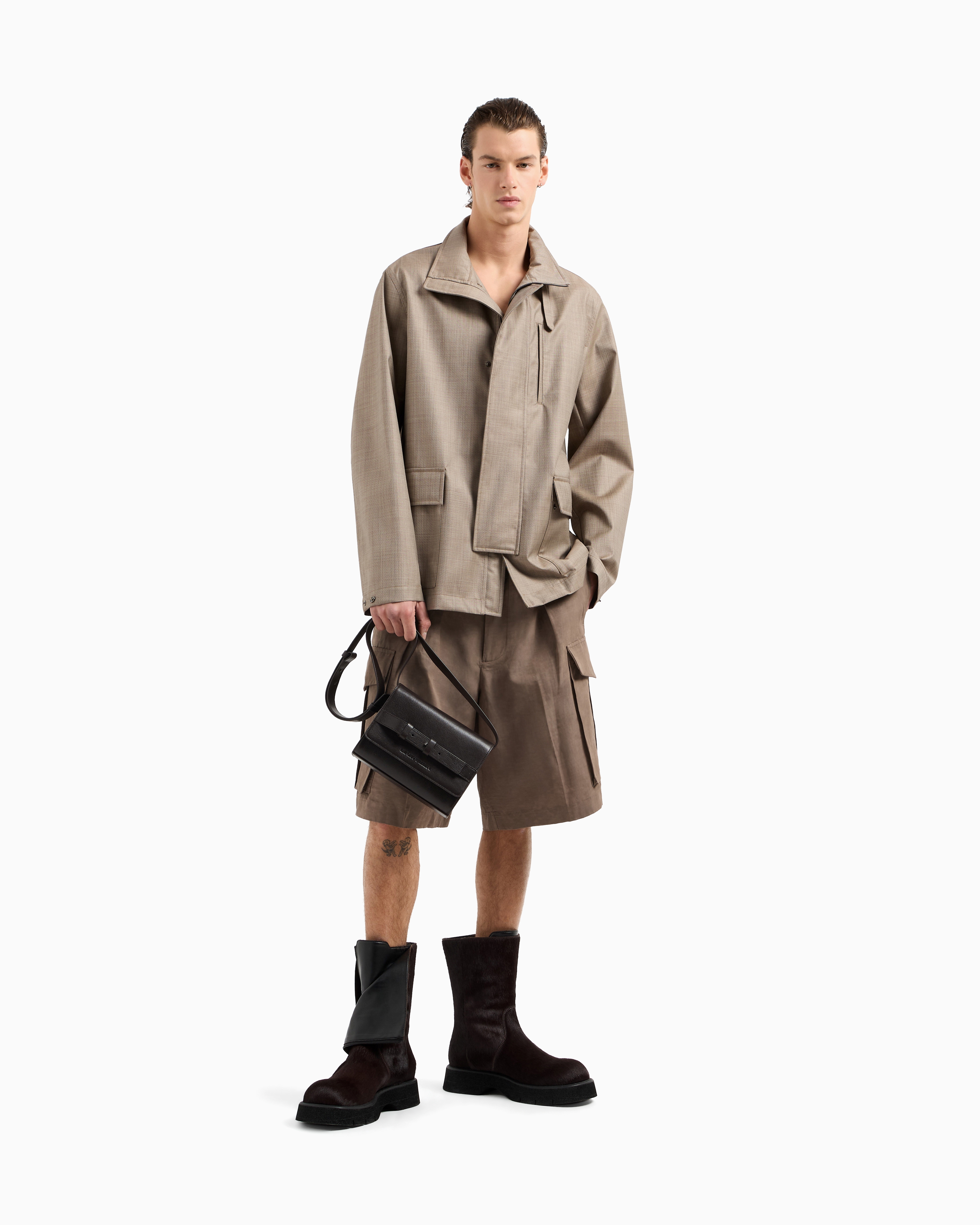 EMPORIO ARMANI ロゴデザイン フラップバッグ ボディバッグ 関込 フラップ付きショルダーバッグ レザー エンボスロゴ | Emporio