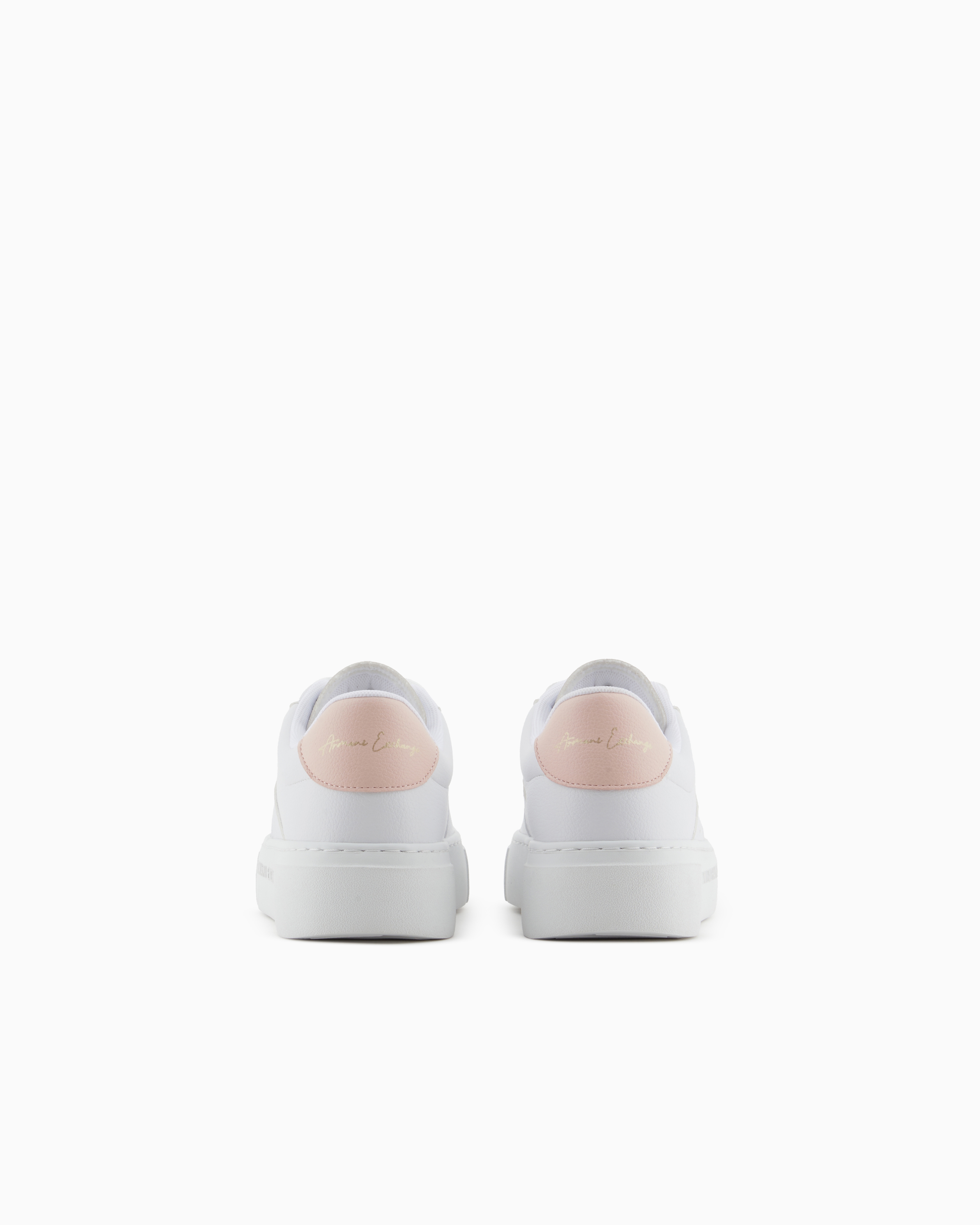 Sneakers with contrasting detail on the back