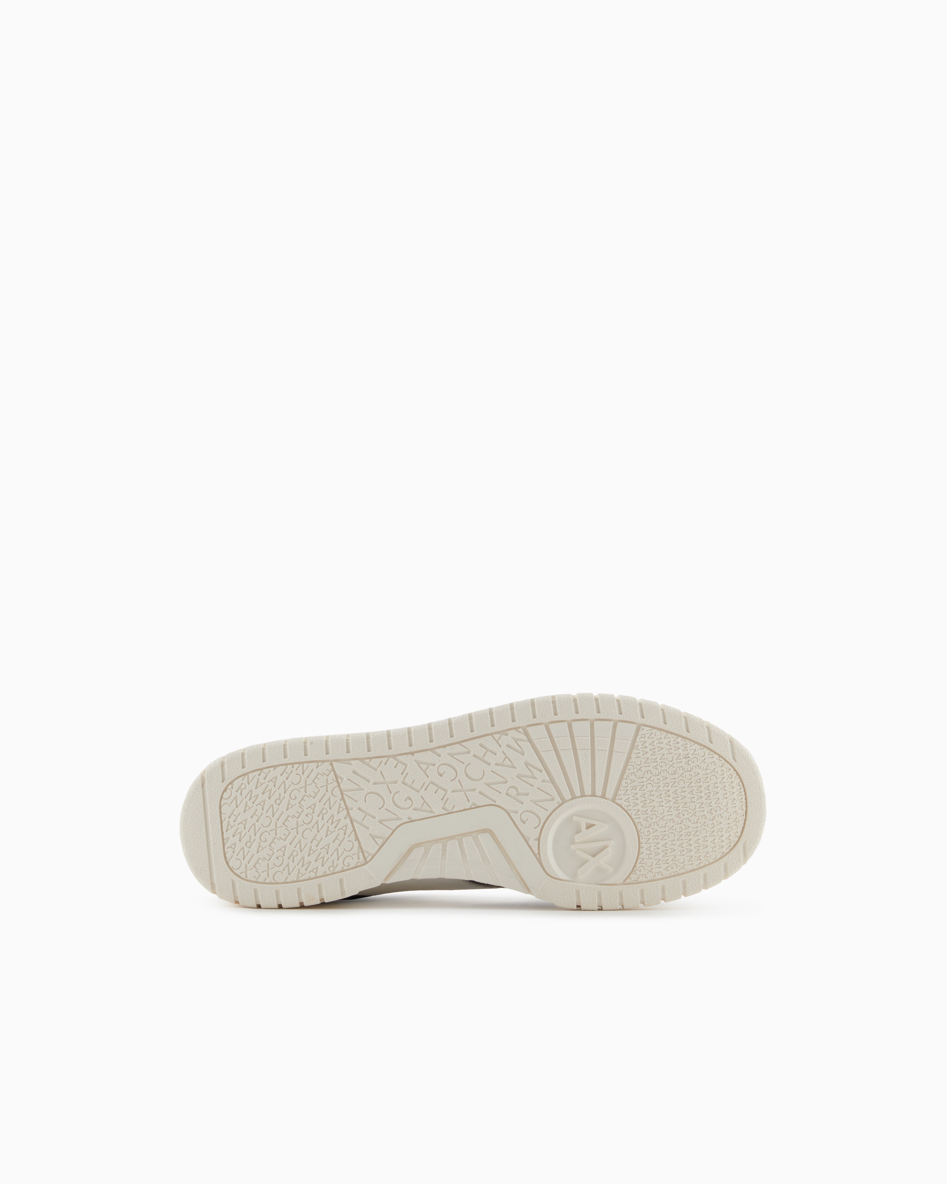 Sneakers with contrasting side band