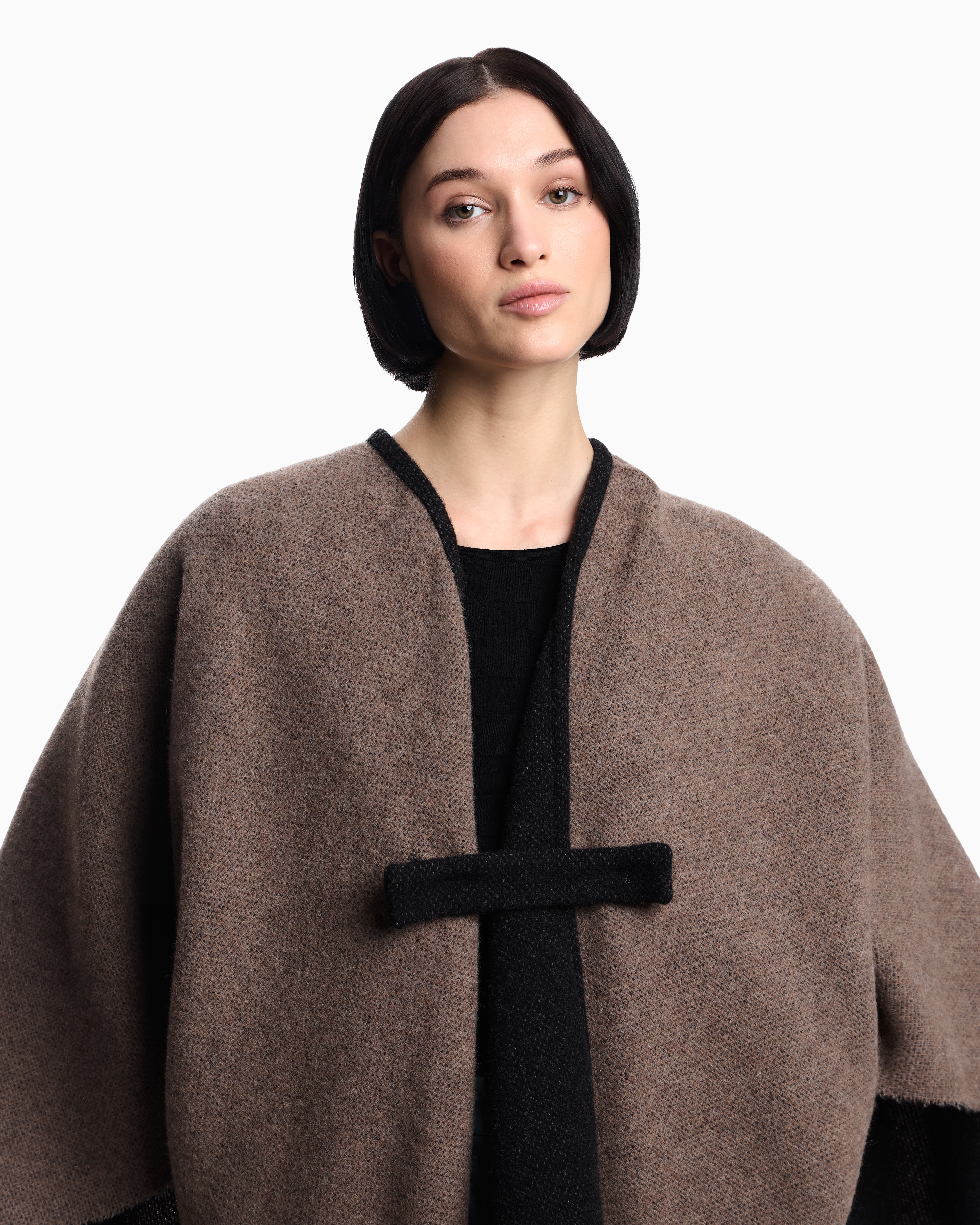 ポンチョ・ケープ EMPORIO ARMANI Woman Cape Black EW003156AF20034 MC098 Double-sided wool cape | Emporio Armani