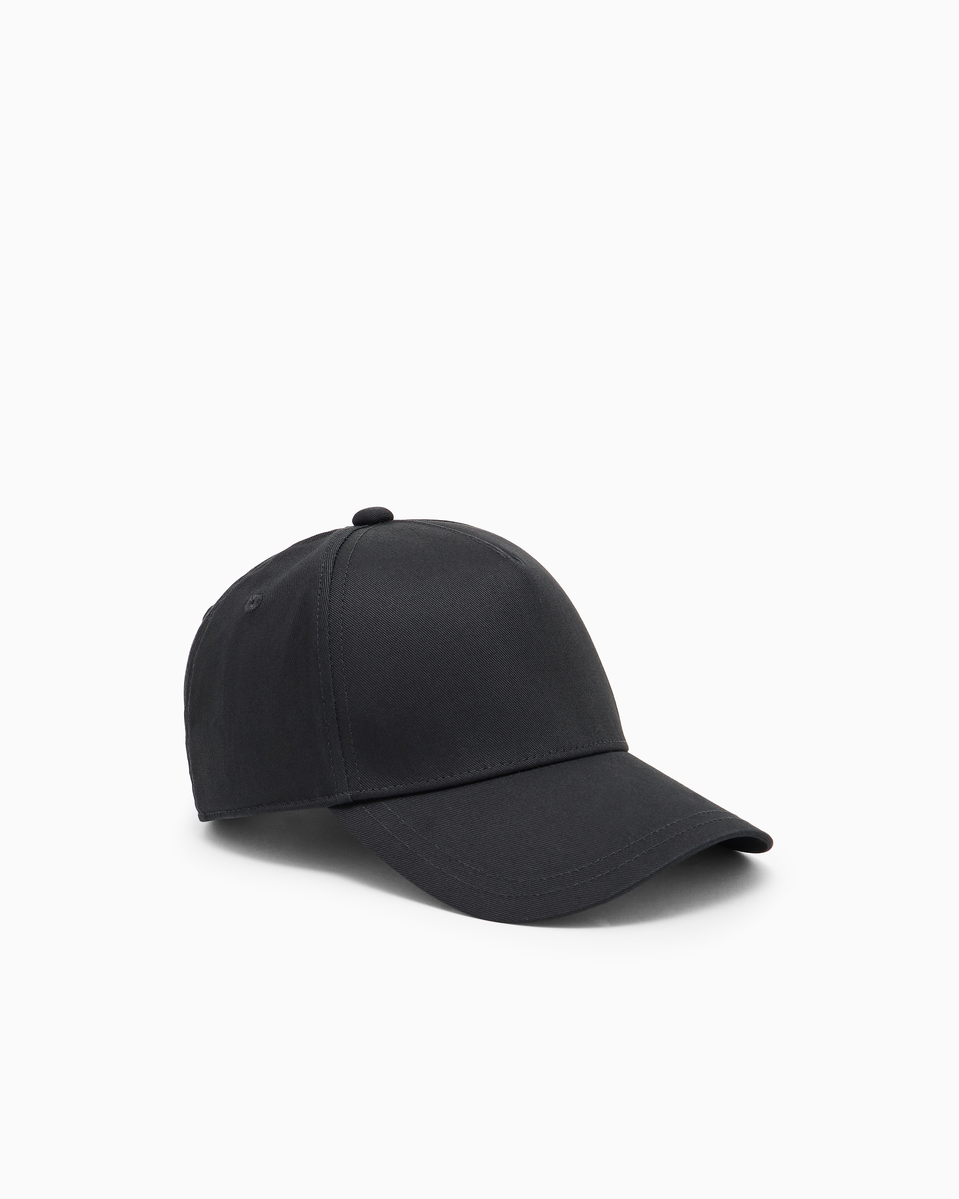 Cap with visor and logo label
