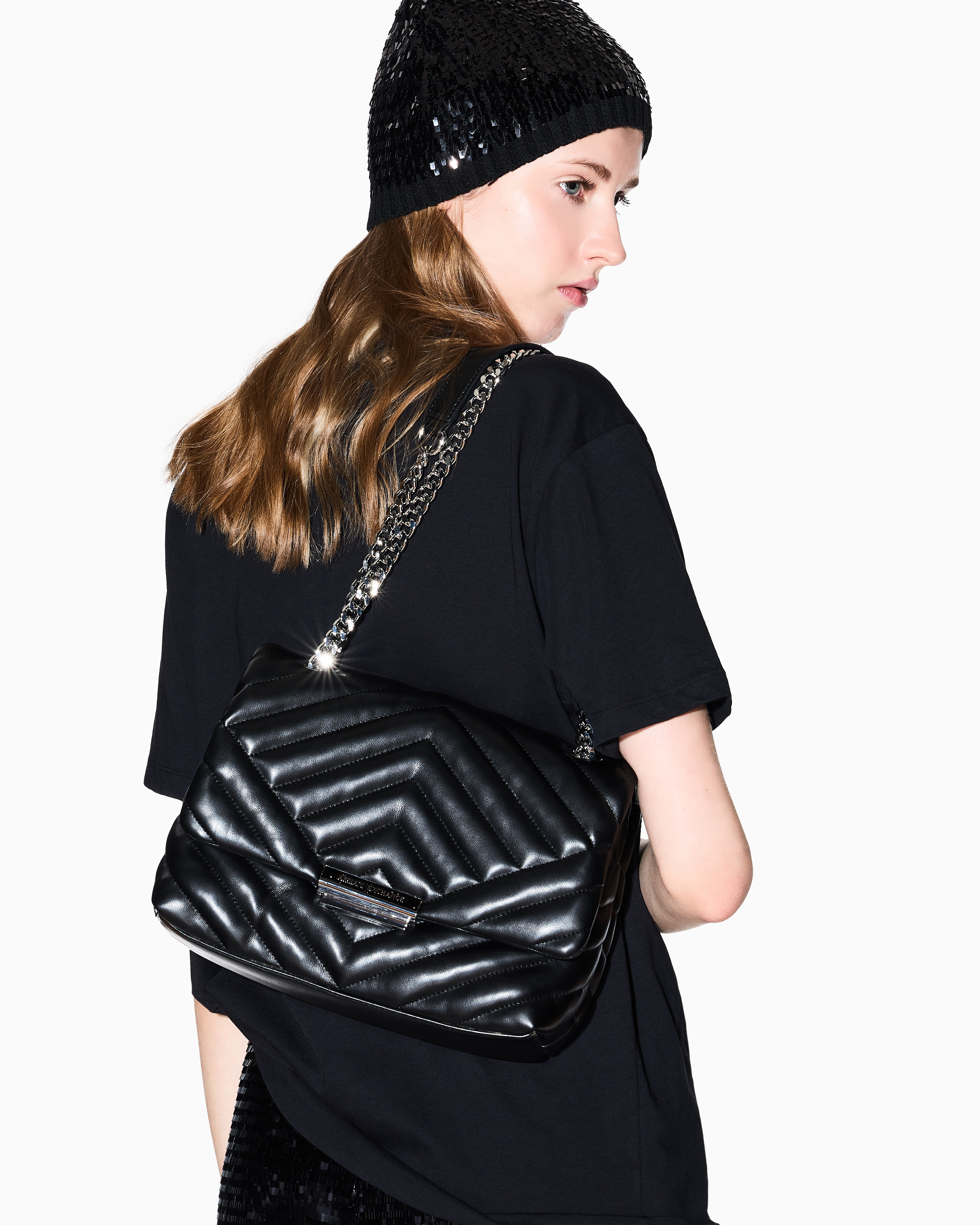 Shoulder bag in quilted material with metal details