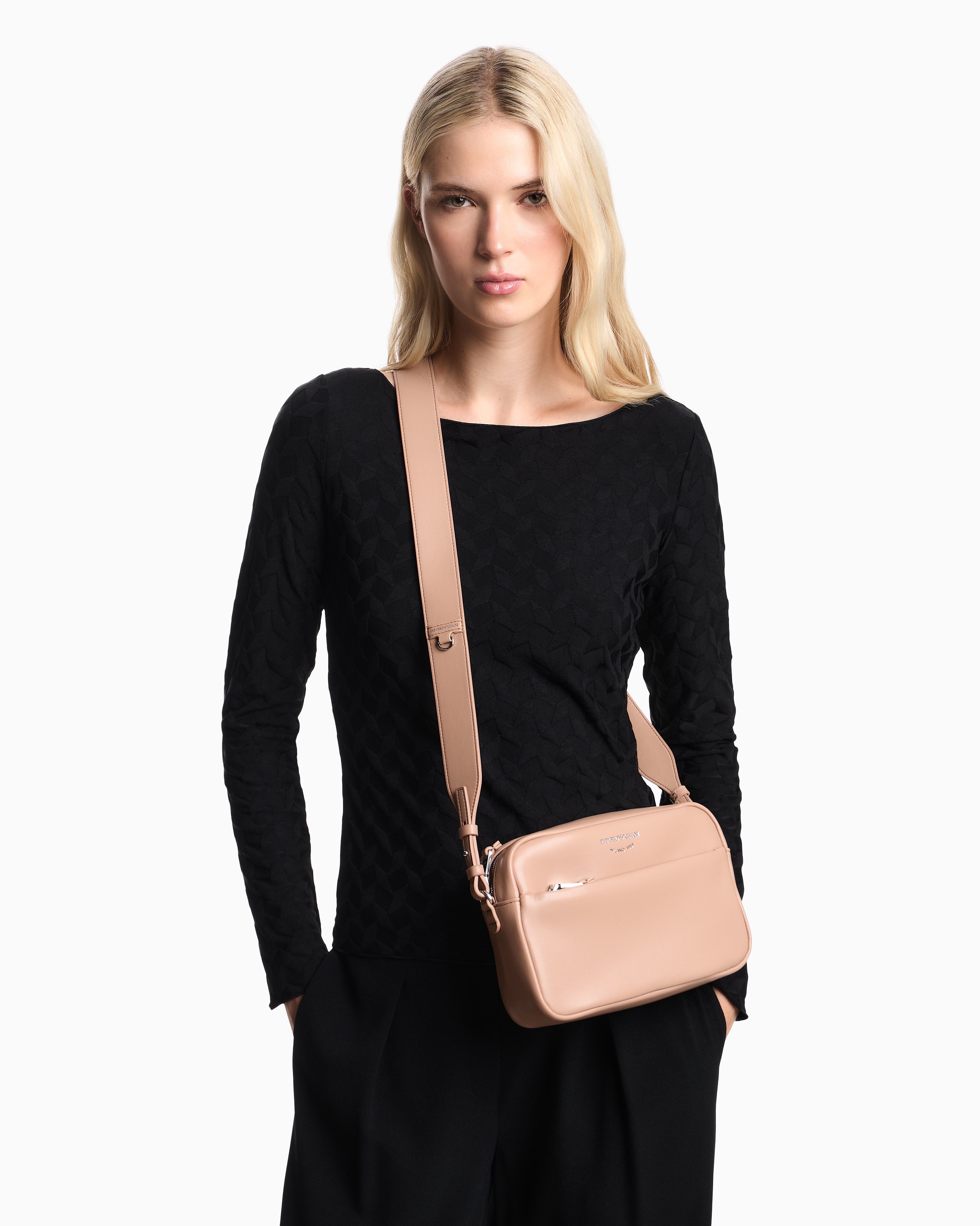 カメラケース レザー ショルダーストラップ付き | Emporio Armani