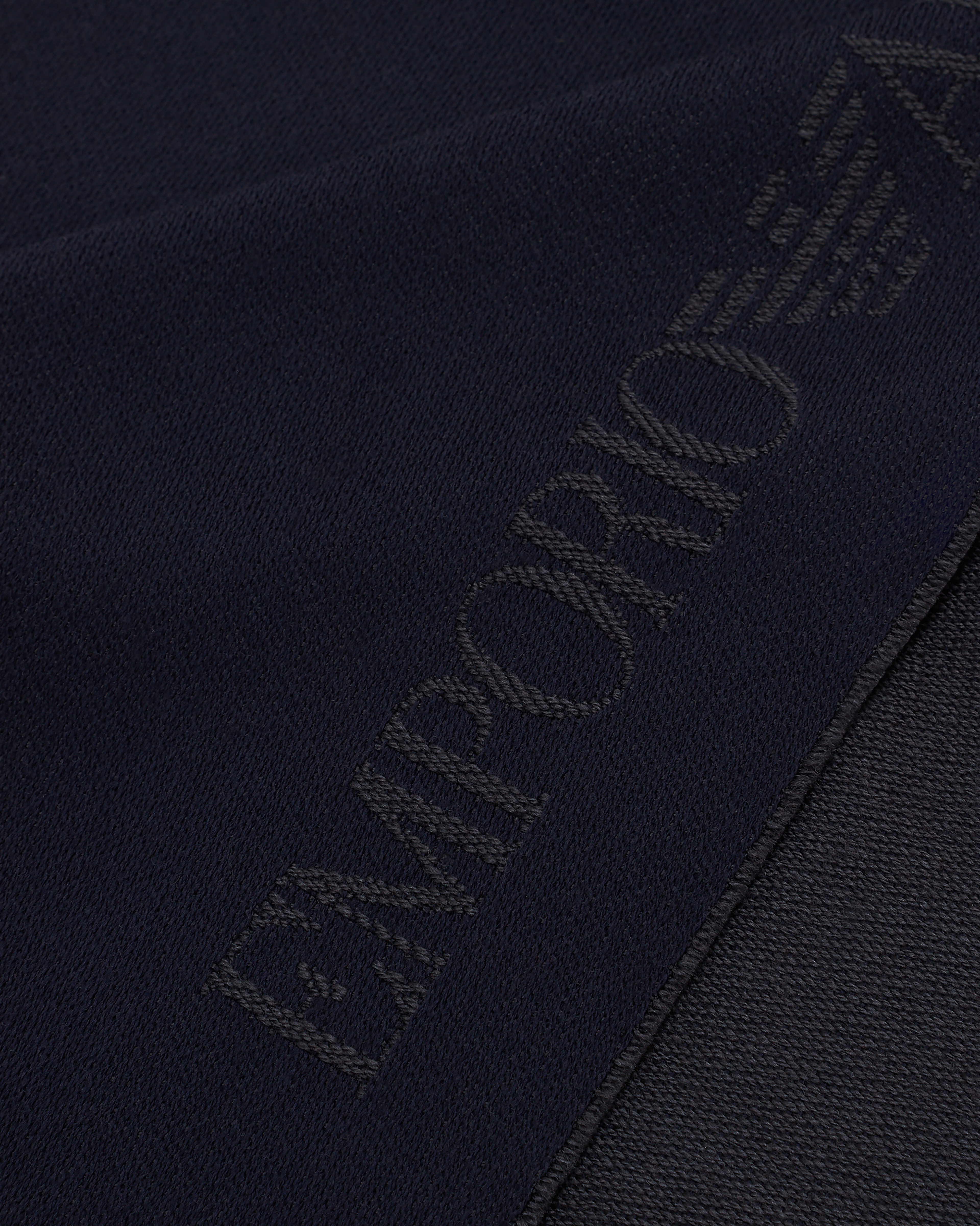 イタリア製EMPORIO ARMANI スカーフウール混紡 ジャカードロゴ スカーフ ウール製 ジャカードロゴレタリング | Emporio Armani