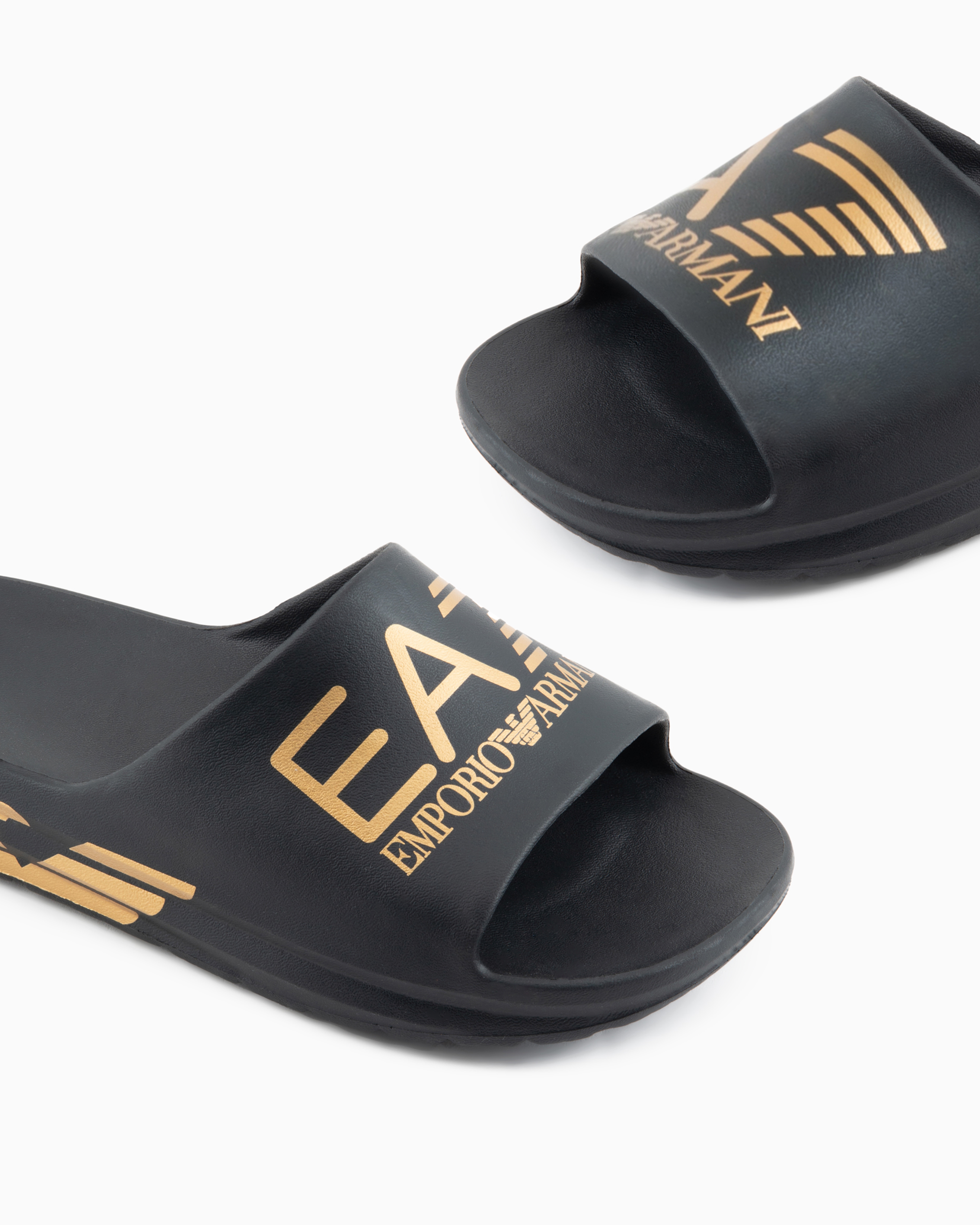 EA7 EMPORIO ARMANI 特大ロゴ入り Crusher Distanceスライド XBP008_XK337_M700_A_FW2025.jpg