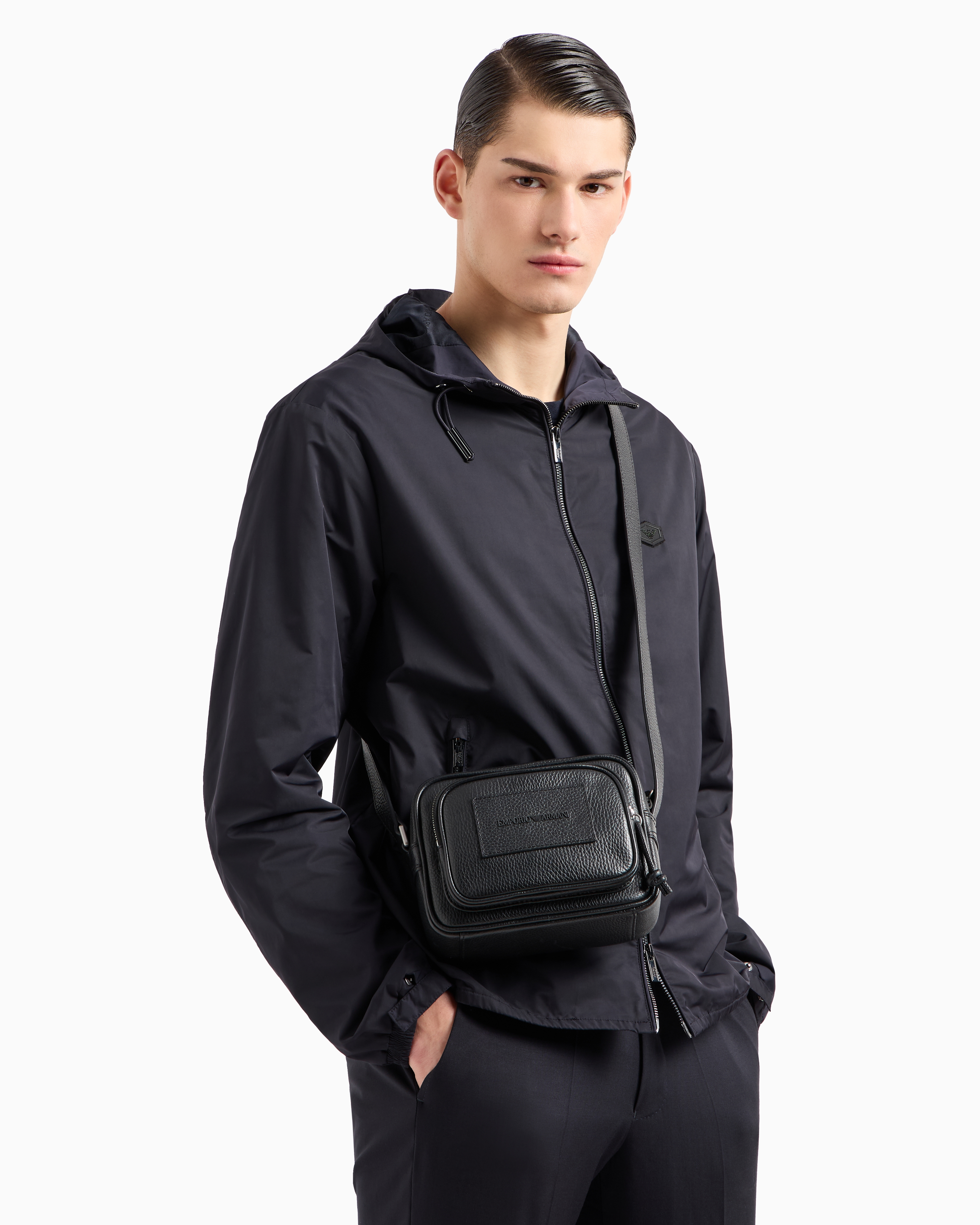 シンプル☆EMPORIO ARMANI カメラケース タンブルレザー Y4M364_Y068E_80001_G_FW2025.jpg