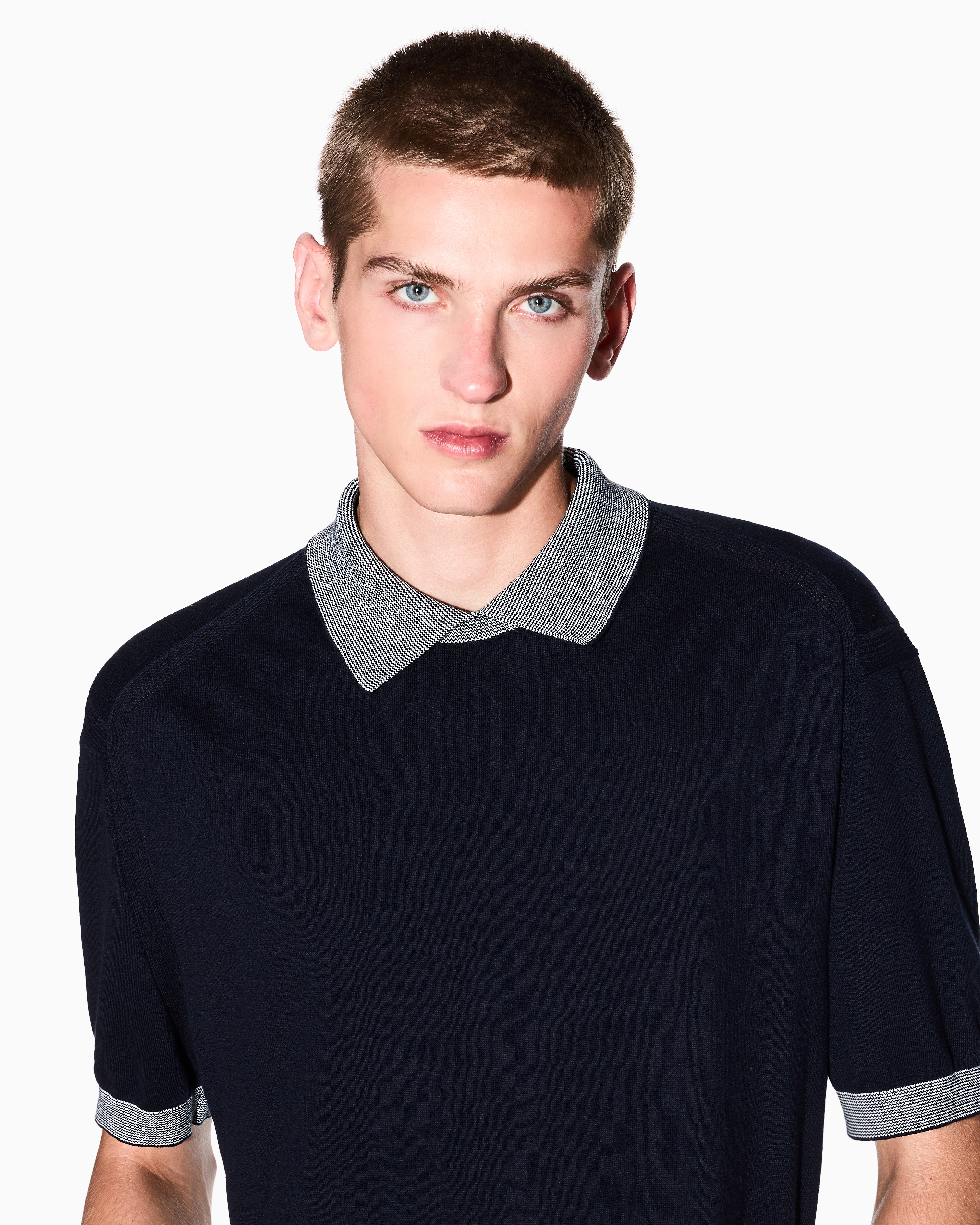 Knitted polo shirt with contrasting profiles