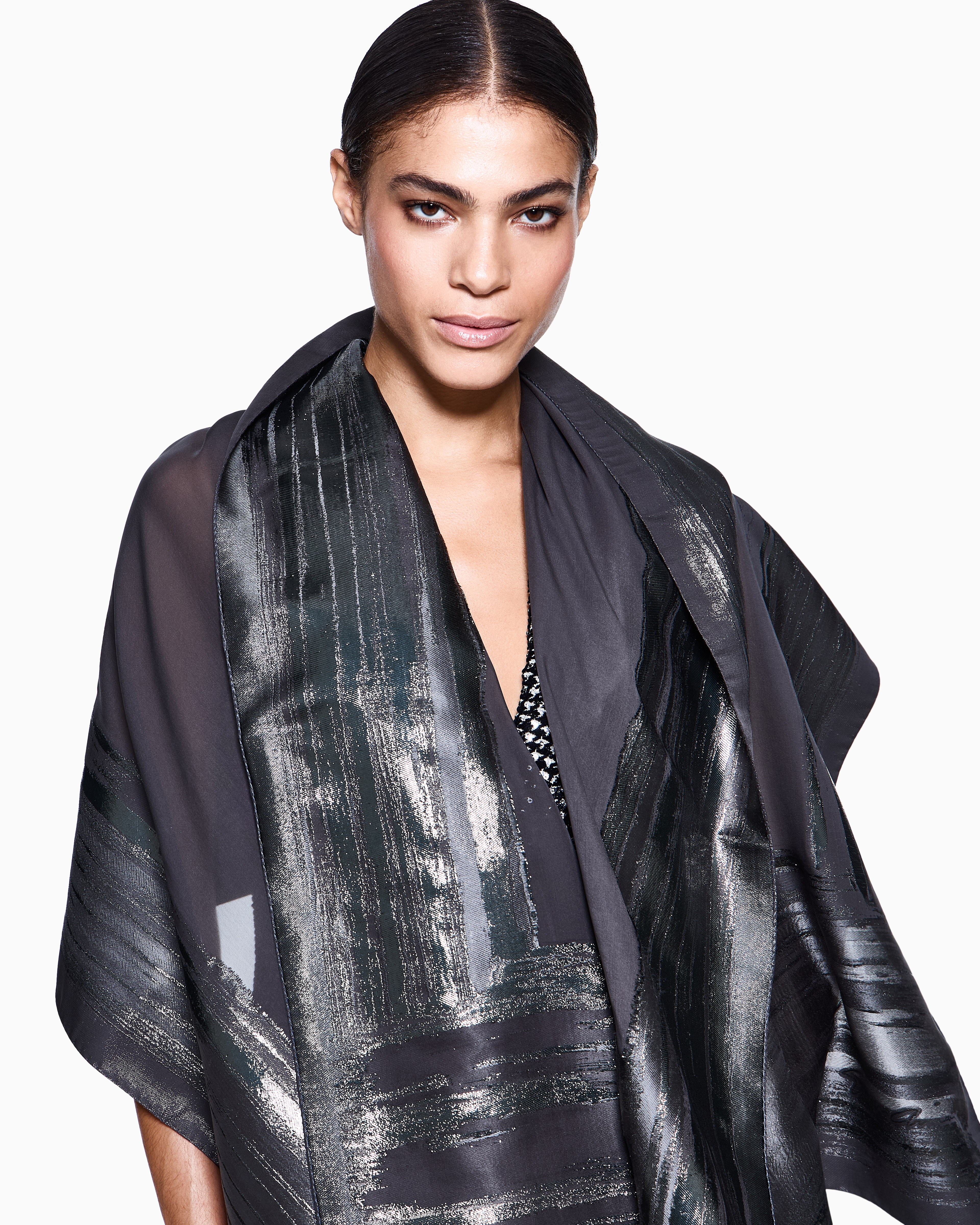 Giorgio Armani Stola Aus Seide Und Laminiertem Stoff In Brown