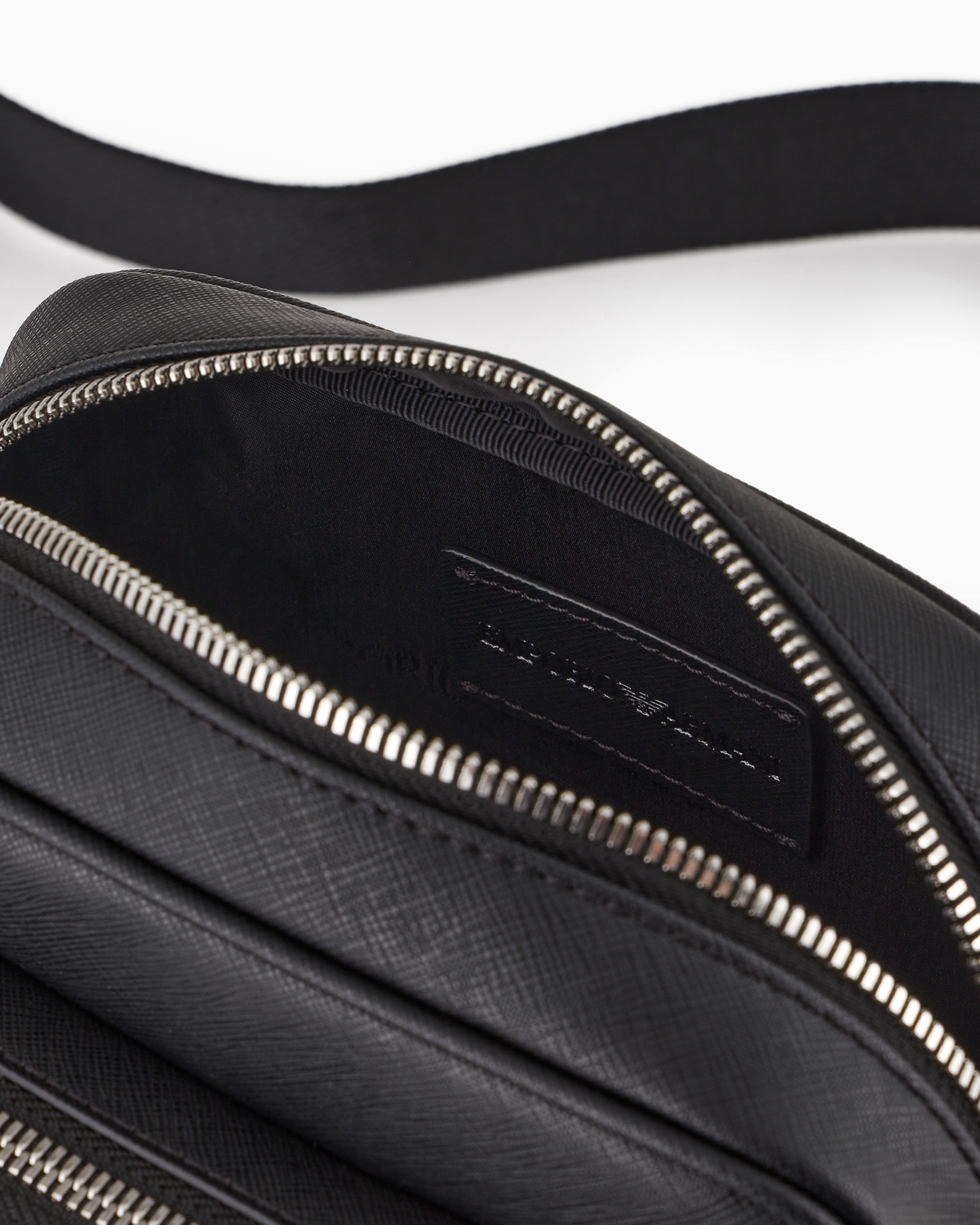 極美品✨エンポリオアルマーニ ロゴ金具 サコッシュ サフィアーノレザー ブラック 2025年最新】EMPORIO ARMANI サコッシュの人気アイテム - メルカリ