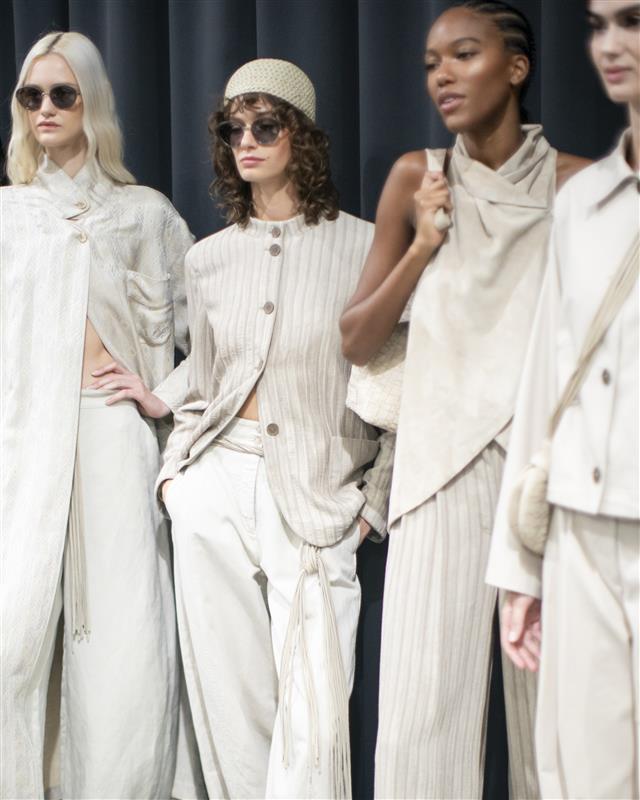 新品8.9万【アルマーニ ARMANI】春夏モデル/清潔感と高級感を併せ持つ/極上素材で差が付く/艶を纏ったVネックシルクニット50/M-L相当/D2013 ライフスタイル 舵オンライン │ 船遊びの情報サイト